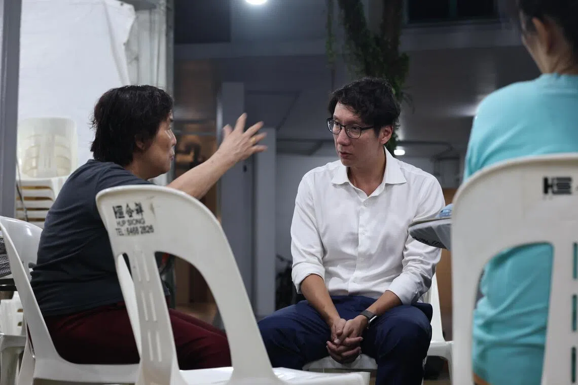 《联合早报》记者星期三晚上走访灵堂时，遗孀梁静云（左一）正在与前来慰问的荷兰—武吉知马集选区议员谢秉辉交谈。（陈渊庄摄）