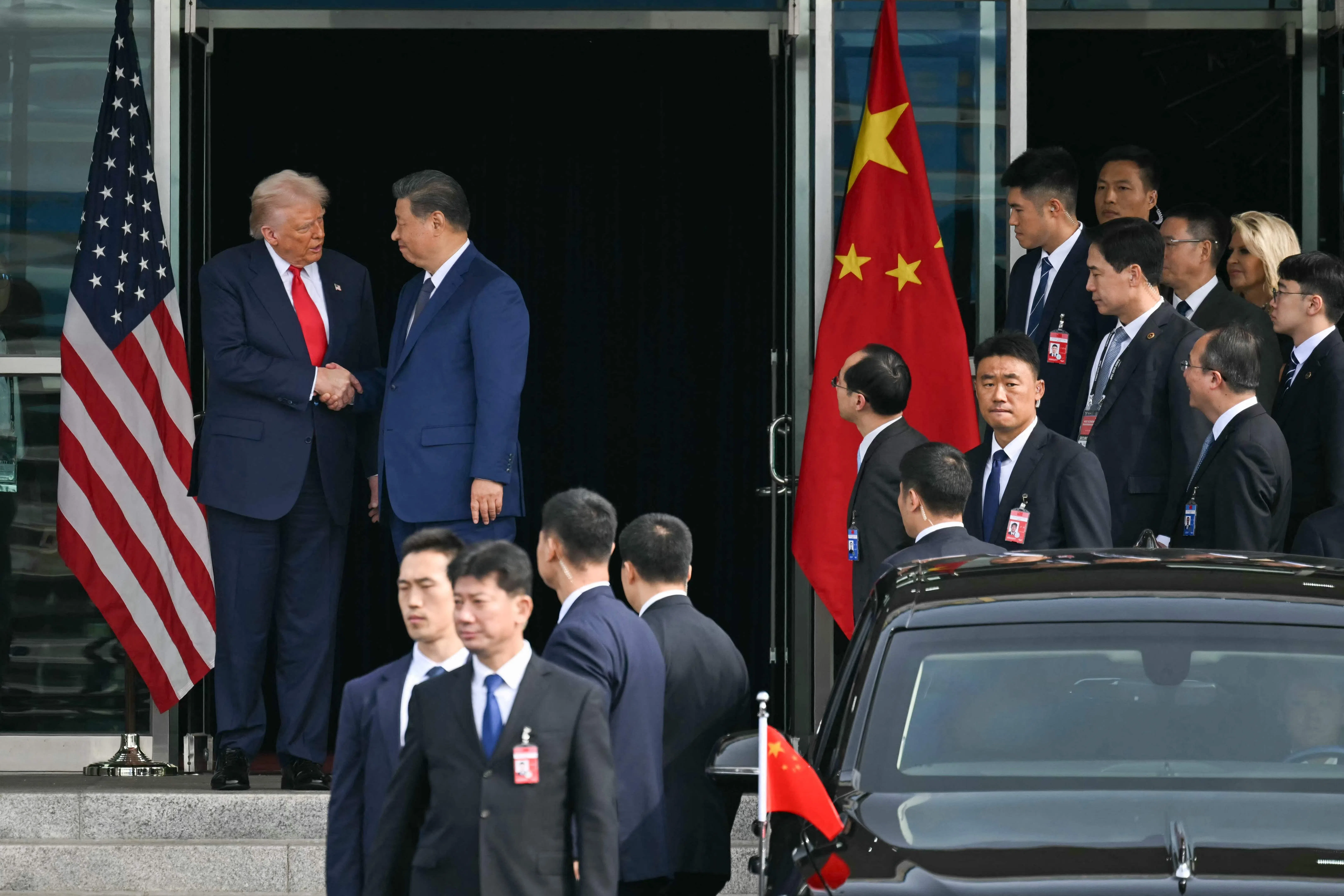 习特会结束，中国国家主席习近平和美国总统特朗普步出会晤现场，并握手告别。（法新社）