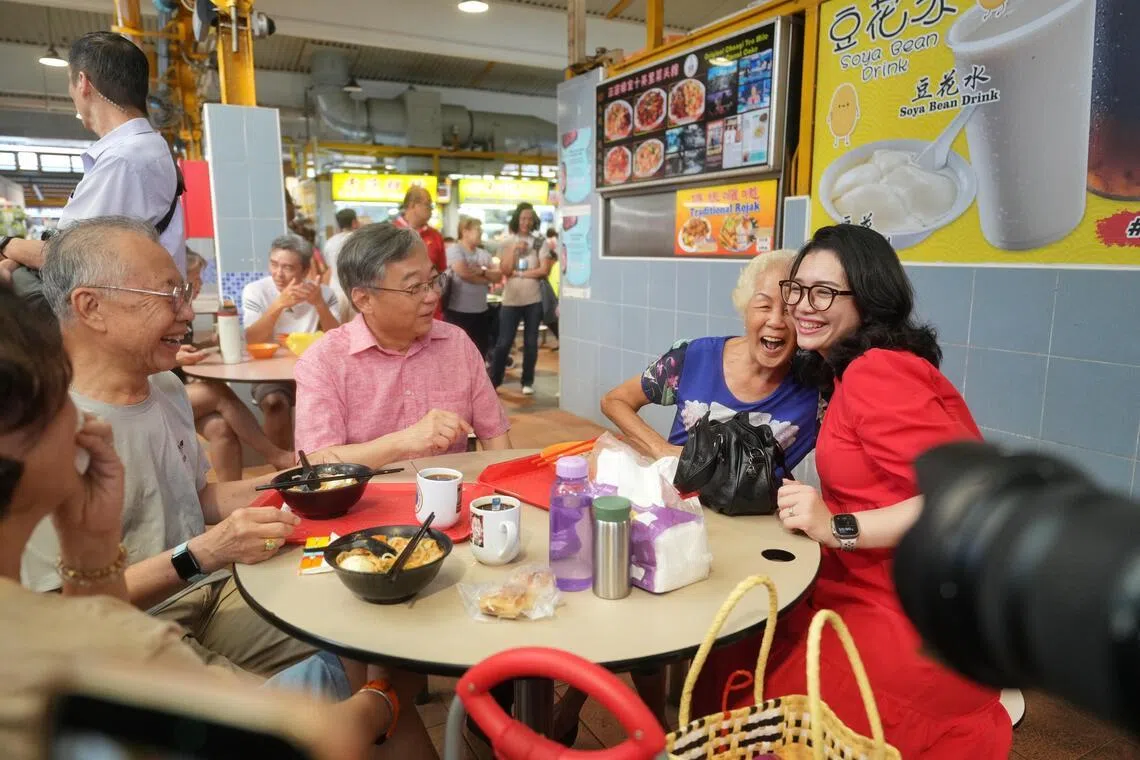 副总理兼贸工部长颜金勇（左二）星期天在凤山小贩中心，与一群年长居民交谈甚欢。右一为负责凤山区事务的东海岸集选区议员何礼娜。（谢智扬摄）