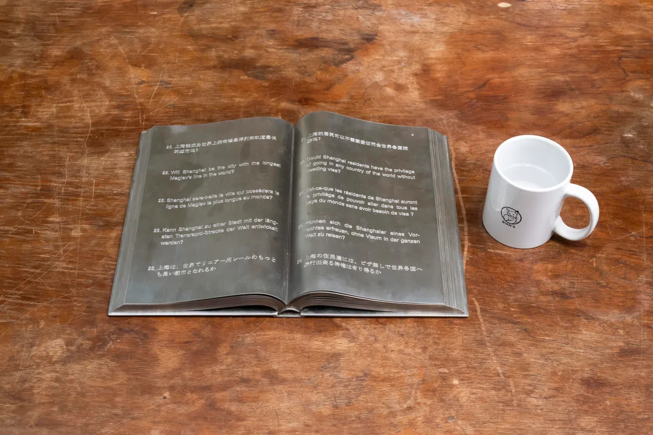 中国艺术家刘建华的不锈钢作品《你能告诉我吗？》。（宅生记提供）
