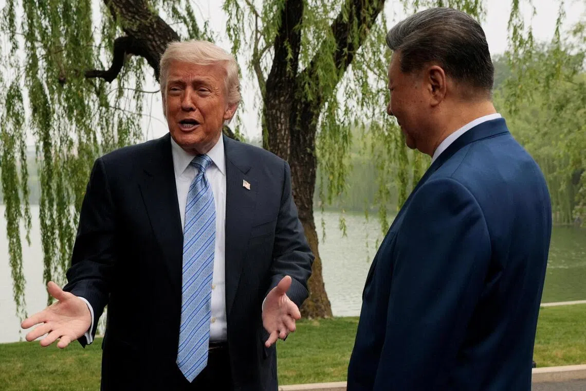习近平与特朗普在中南海交谈。（路透社）
