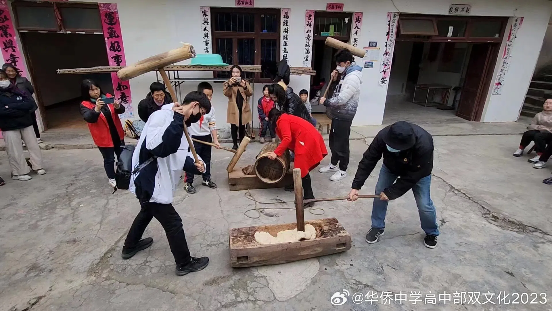 打糍粑是力气活，需要很大的耐力、力气和坚持。（华侨中学郑瑞安摄）