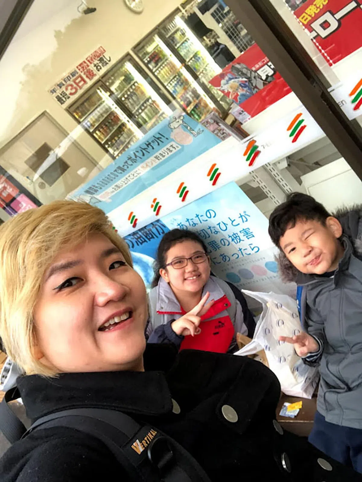 疫情前，前夫带孩子旅游日本，谢欣蒨（左一）同行以陪伴孩子。（图/受访者提供）