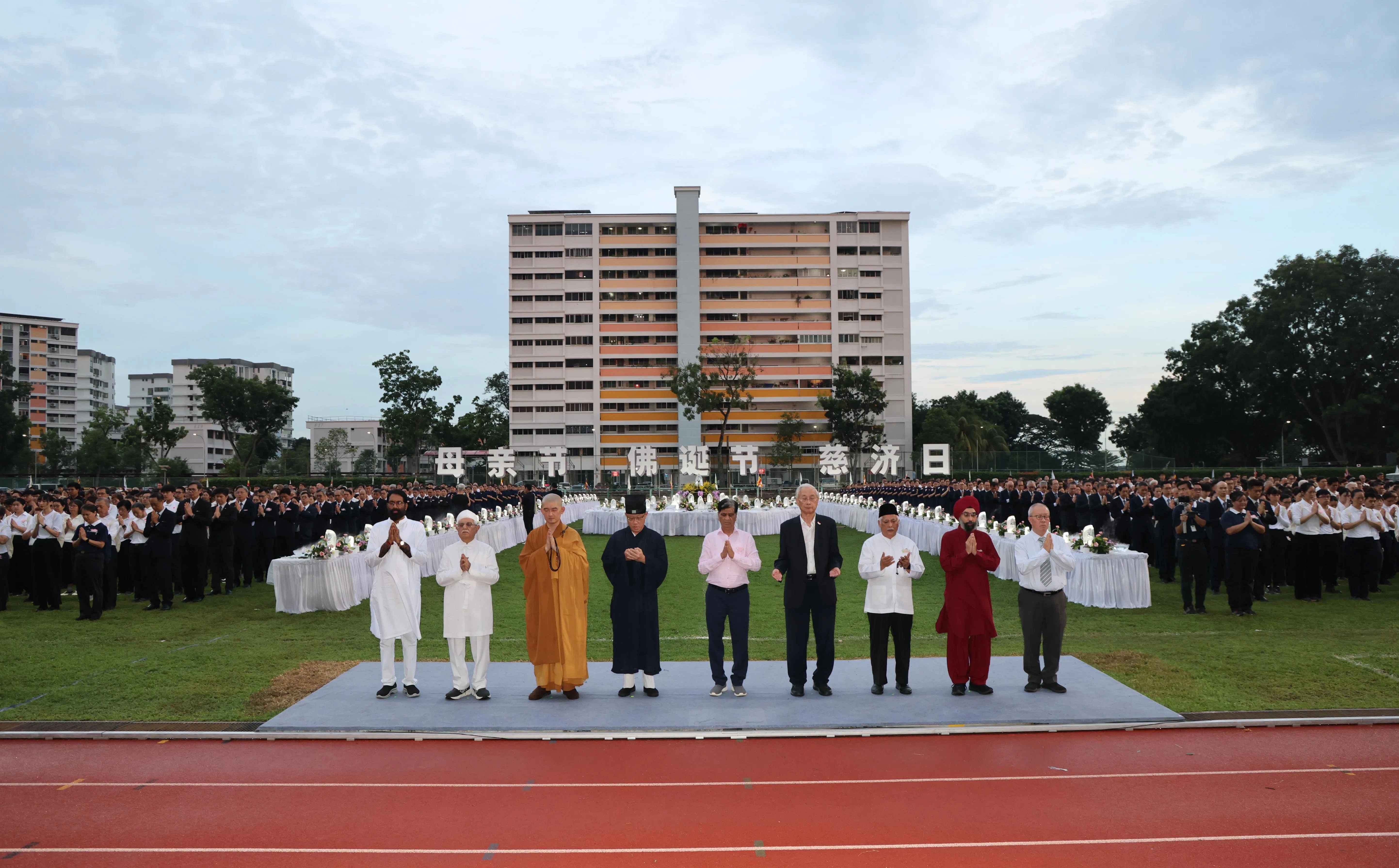 本地不同宗教代表（前排站立）出席佛教慈济基金会创立60周年庆暨浴佛大典。（梁麒麟摄）