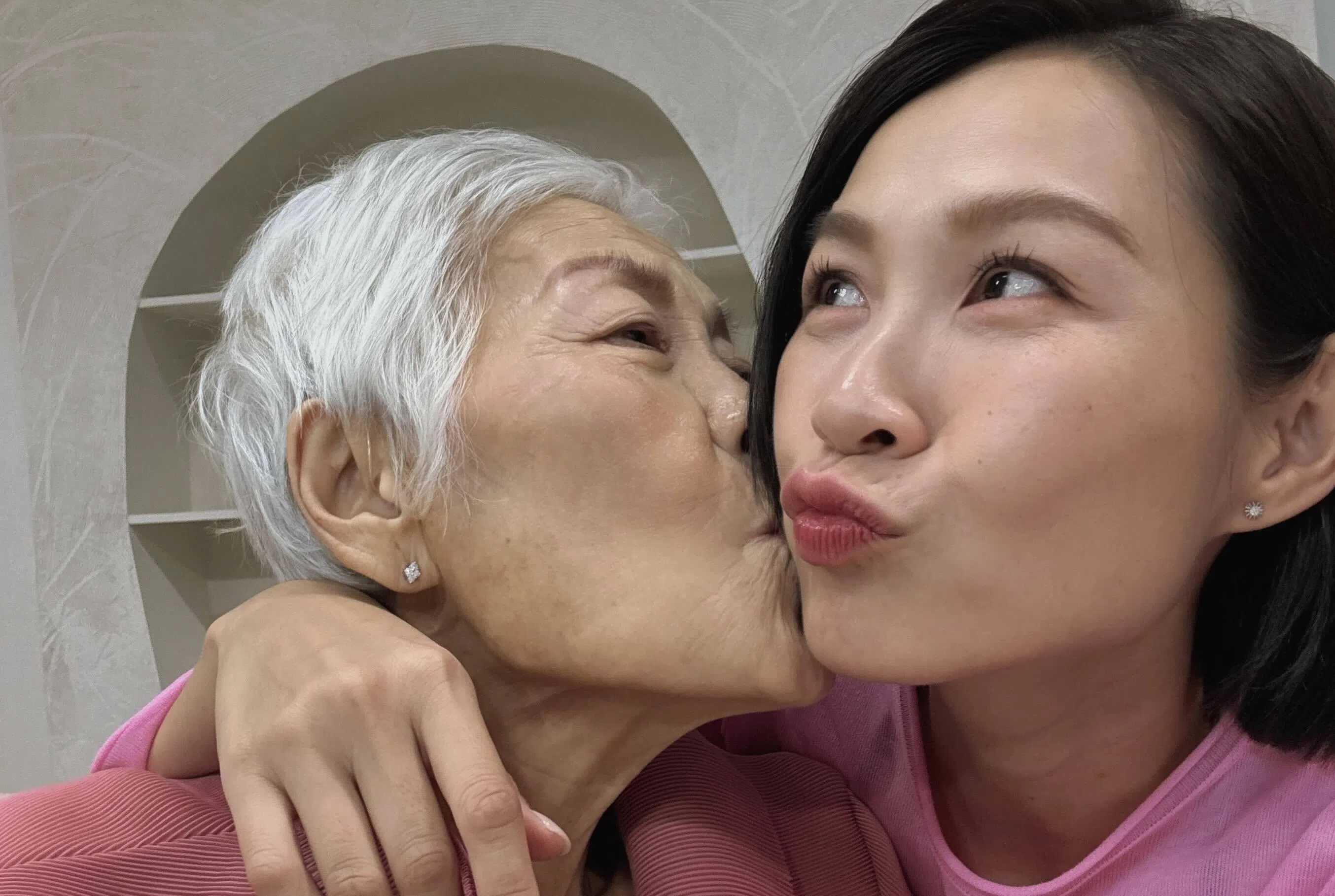 雅慧（右）分享与母亲搞怪合照，既温馨又哀伤。（取自雅慧IG）