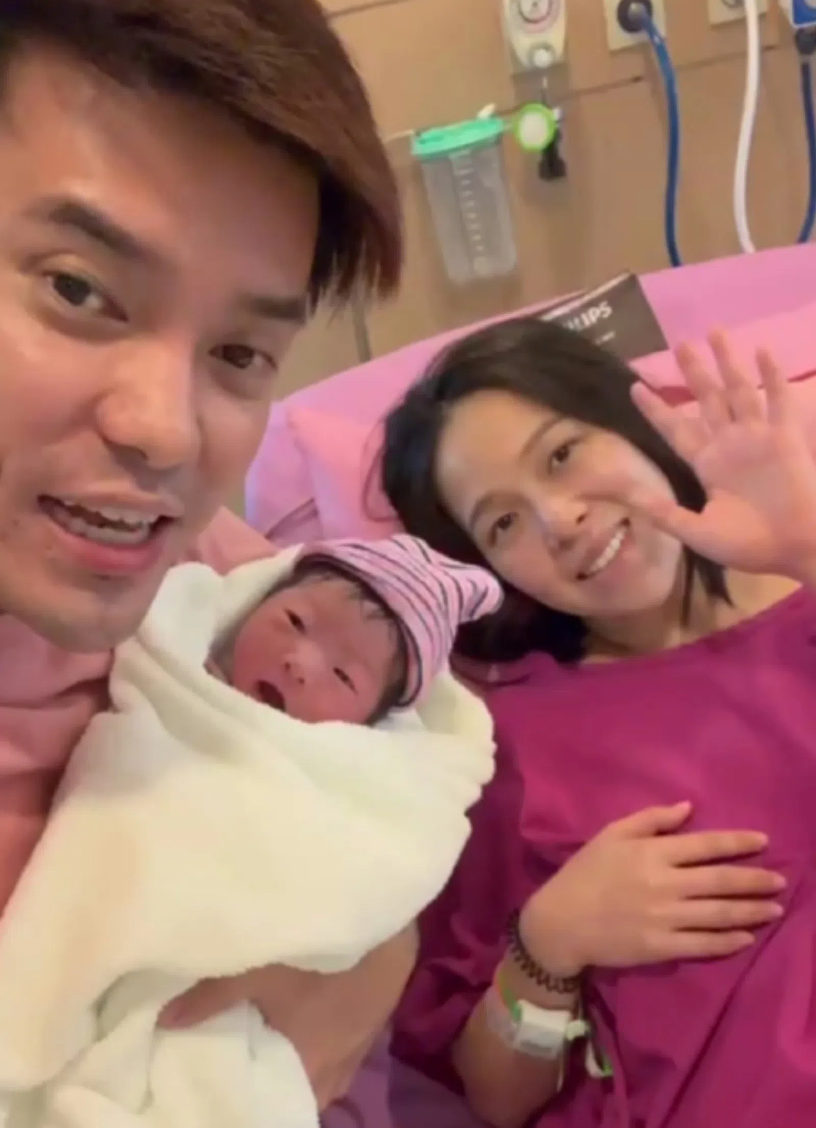 Simonboy刚在4月9日喜获麟儿，右为太太杨荔峮。（档案照）