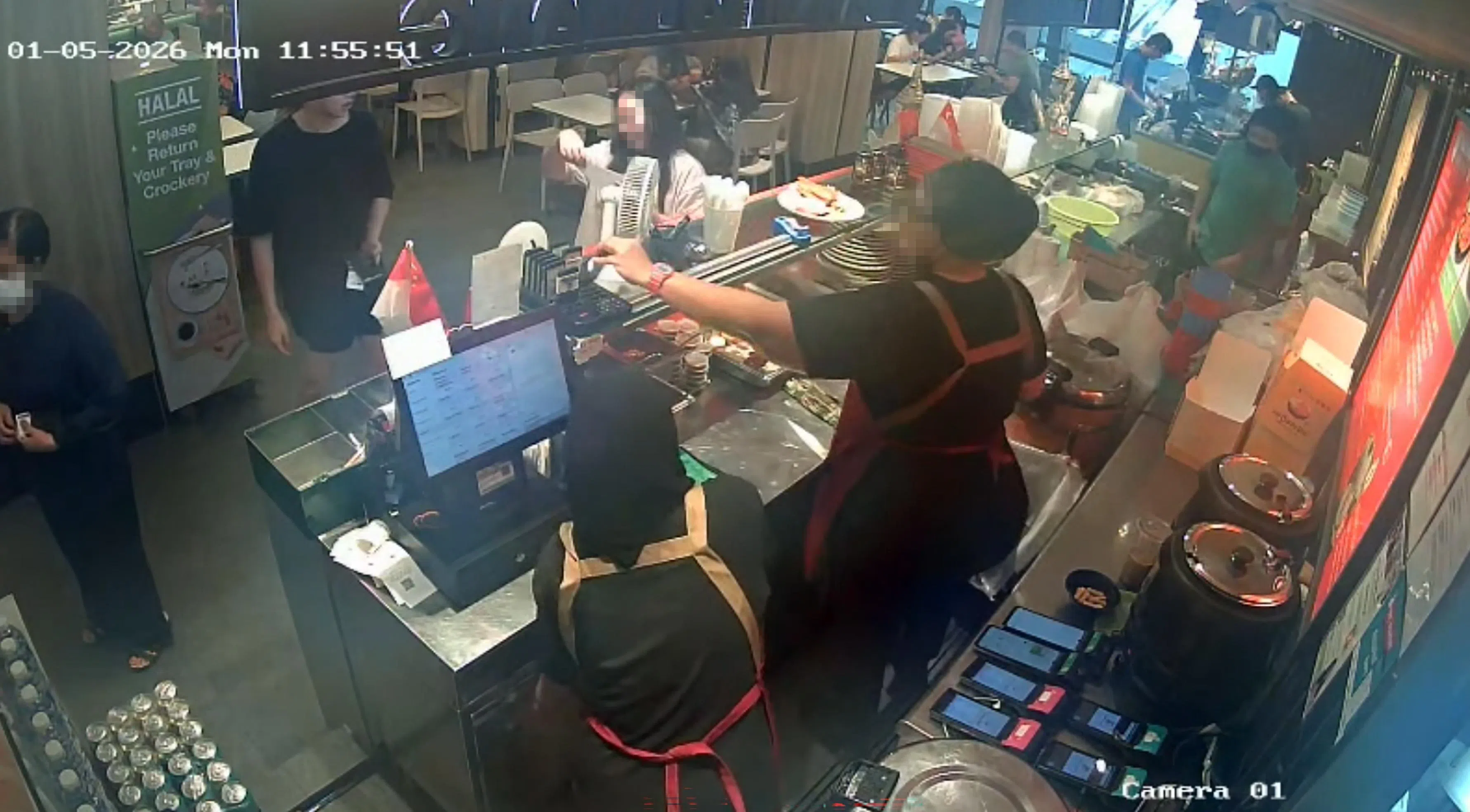 闭路电视画面显示，食客取餐时也查看了收据，但没进一步查询一元“农历新年附加费”。（受访者提供）