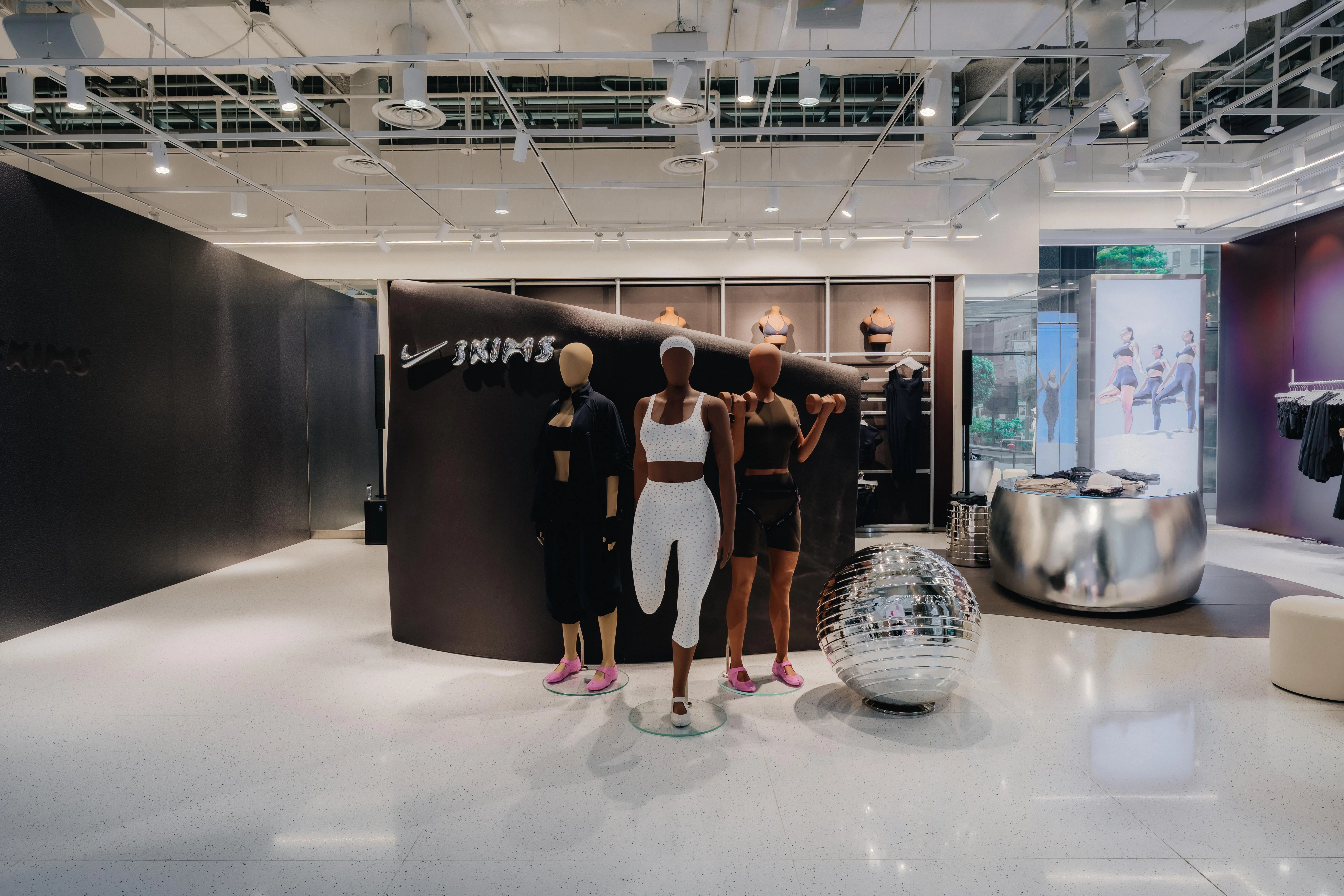 运动爱好者可在本地两家Nike专卖店买到NikeSkims系列。（品牌提供）