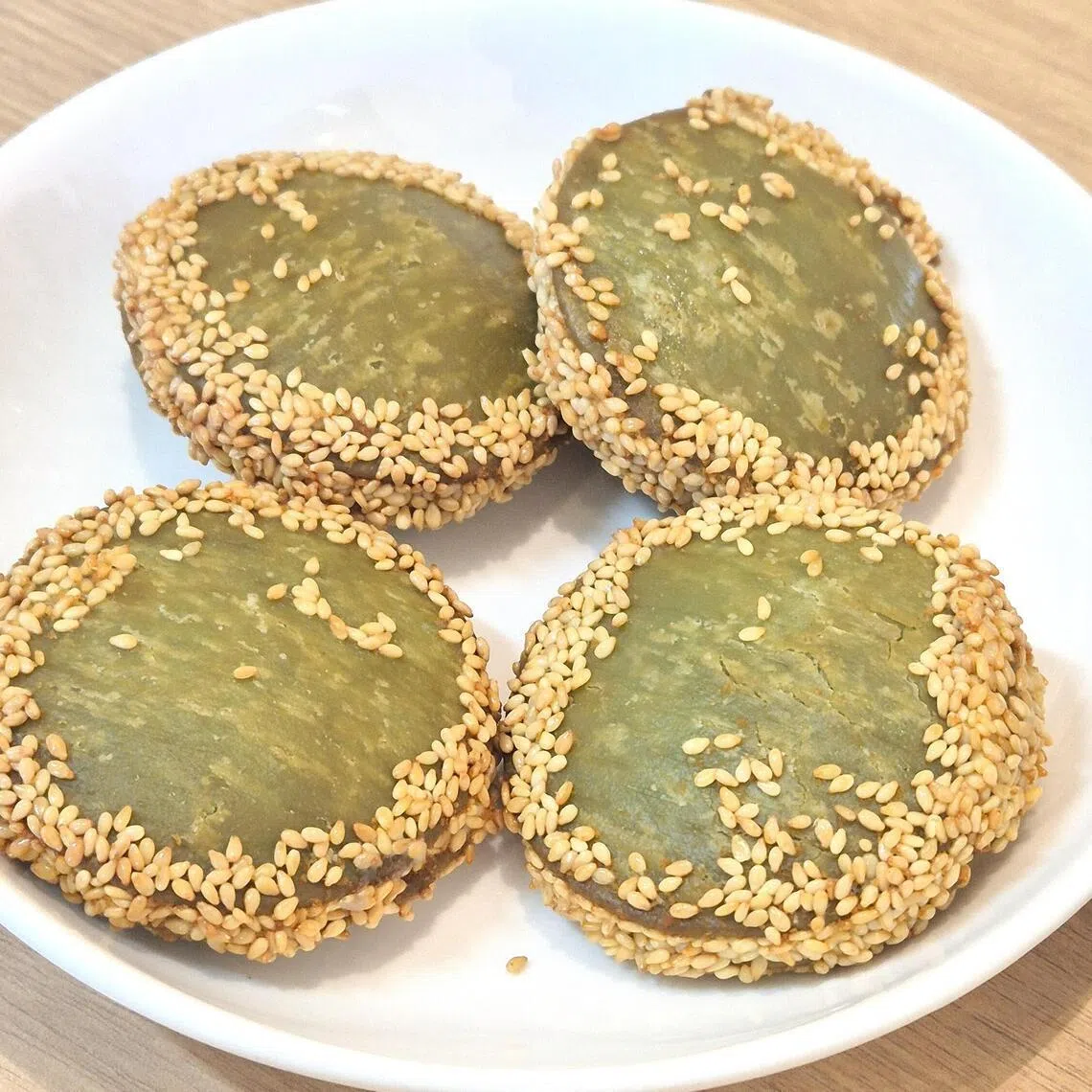 新山住宅区内的砂拉越料理专卖店，也有售卖绿茶芋头饼。（陈爱薇摄）