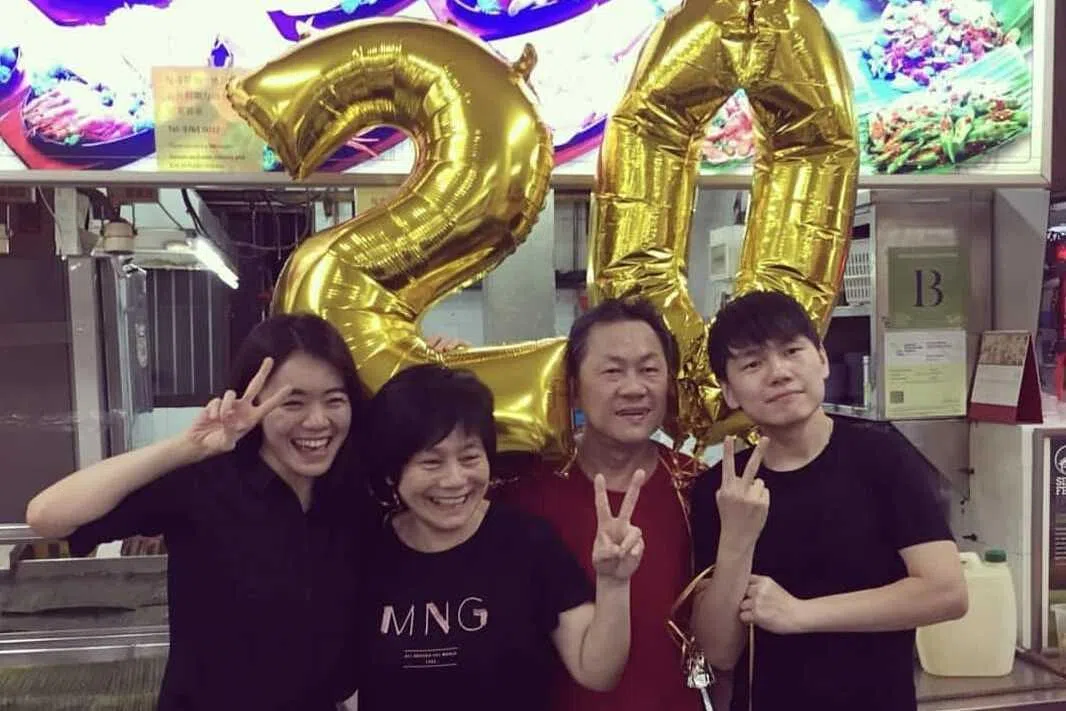 陈汉松的父亲（右二）与母亲（左二）是小贩，虽未必理解围棋或残奥射击，却选择在背后支持。（受访者提供）