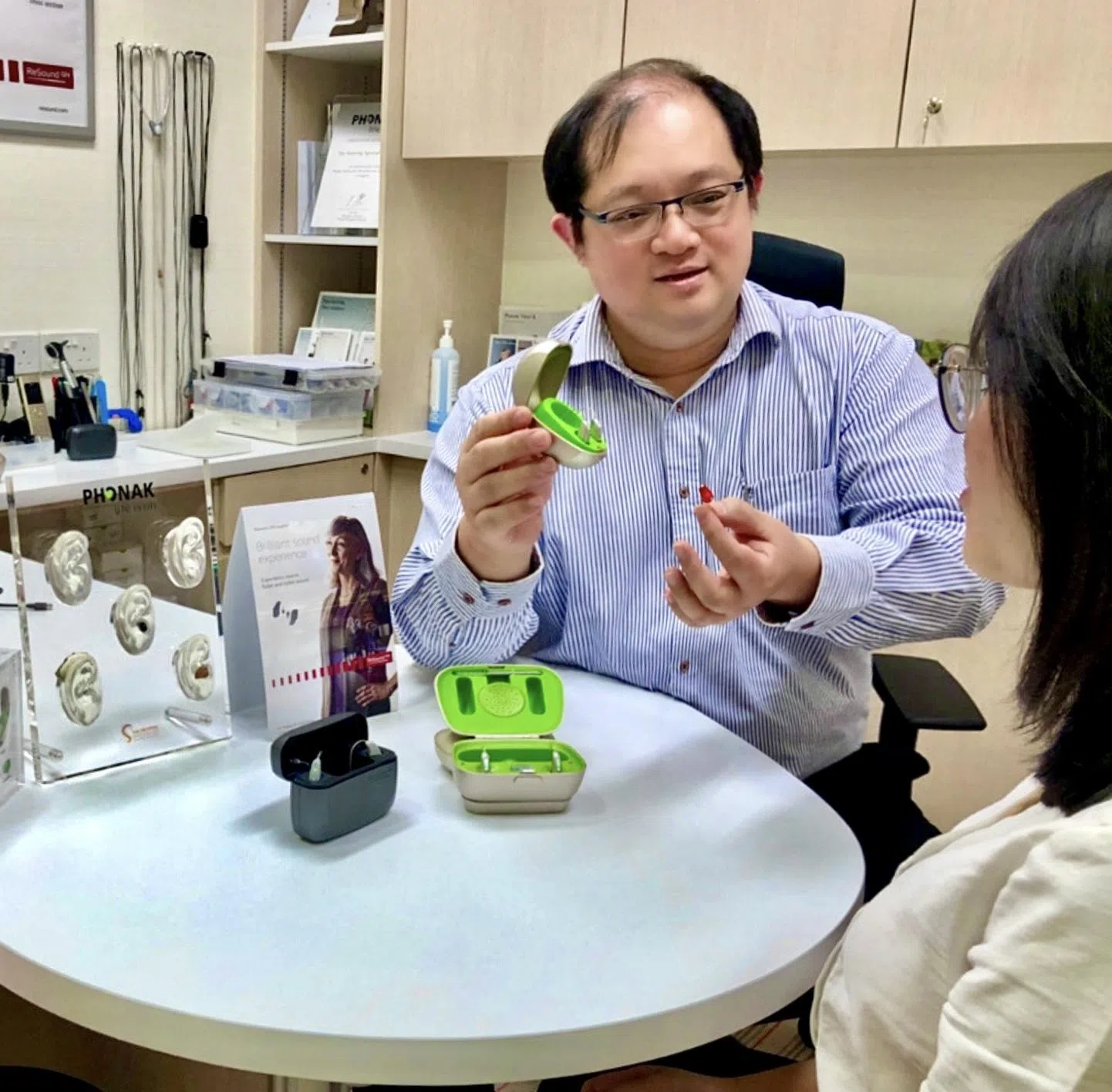 听力学家陈文海说，咨询的主要作用是帮助患者了解听力损失与早期听力干预治疗的重要性。（受访者提供）
