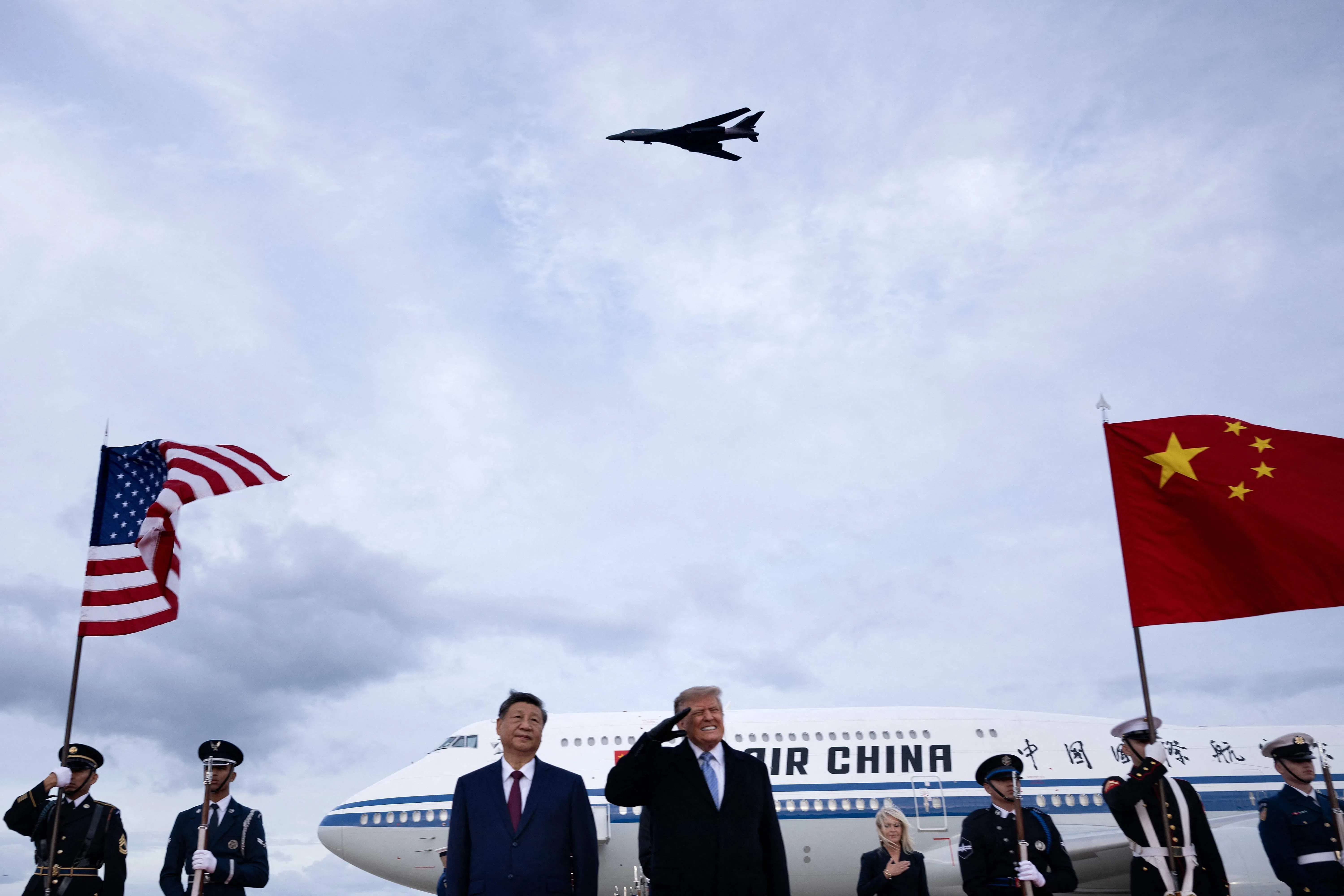 美国总统特朗普（中右）星期三（9月23日）在马里兰州安德鲁斯联合基地为中国国家主席习近平举行的欢迎仪式上，一架美军B1轰炸机在奏美国国歌期间飞越上空。（法新社）
