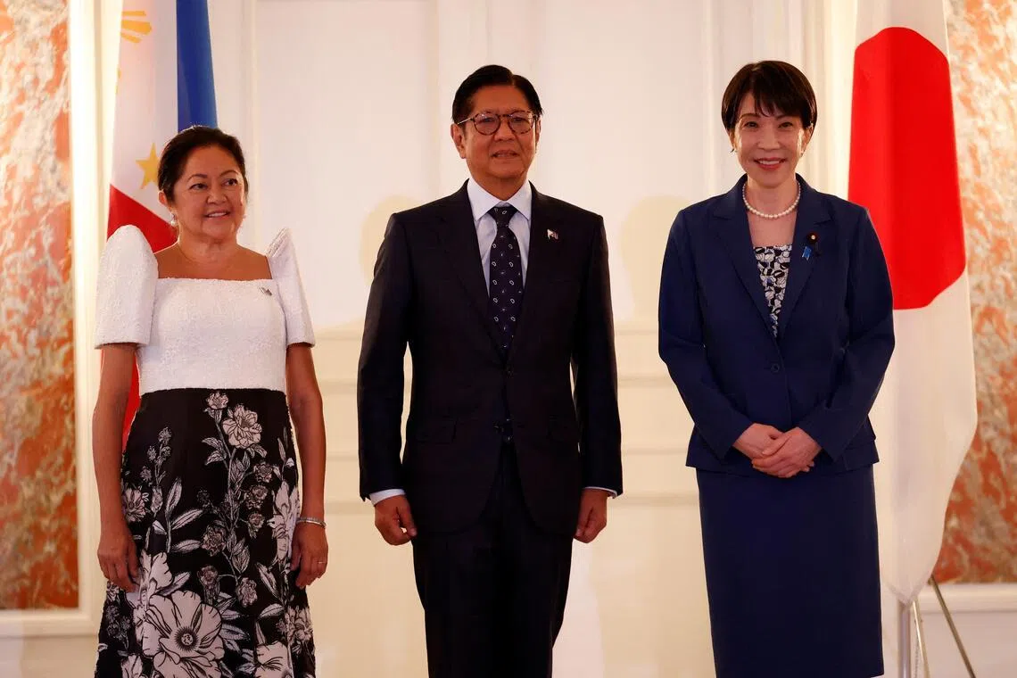 菲律宾总统小马可斯（中）携夫人丽莎（左）一同拜会日本首相高市早苗。（路透社）