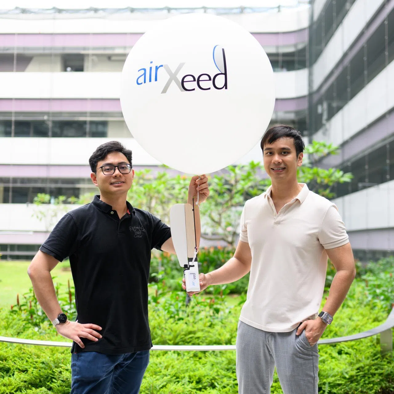 博士后研究员丹尼尔（左）和沙恩研发的无线电探空仪airXeed，让他们成为2024年戴森设计大奖全球可持续发展奖得主。（受访者提供）