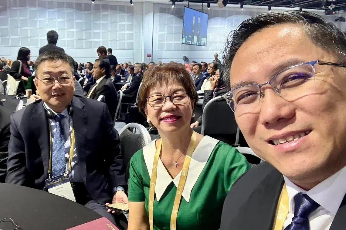 任梓铭（右）在世界城市峰会的一场活动上与中国苏州市市长王维（左）交流，并指新加坡与苏州长期保持密切合作关系。中区市长潘丽萍（中）也出席同一场活动。（取自任梓铭脸书）