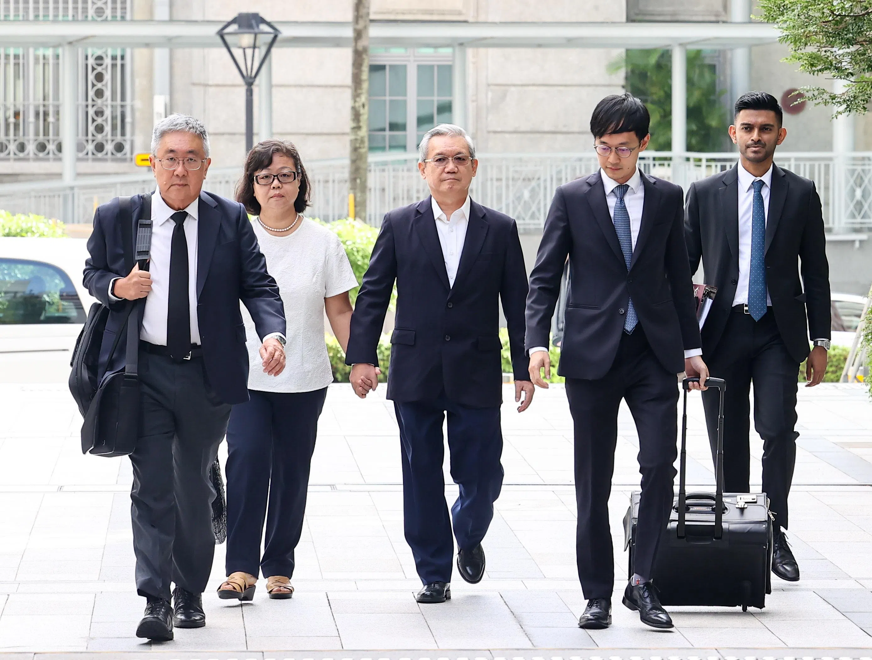 胜科海事前总裁与首席执行官黄东燊（左三）是本地海事业知名人物。他星期四（3月28日）在以高级律师陈志明（左一）为首律师团的陪同下，抵达国家法院面控。（陈渊庄摄）