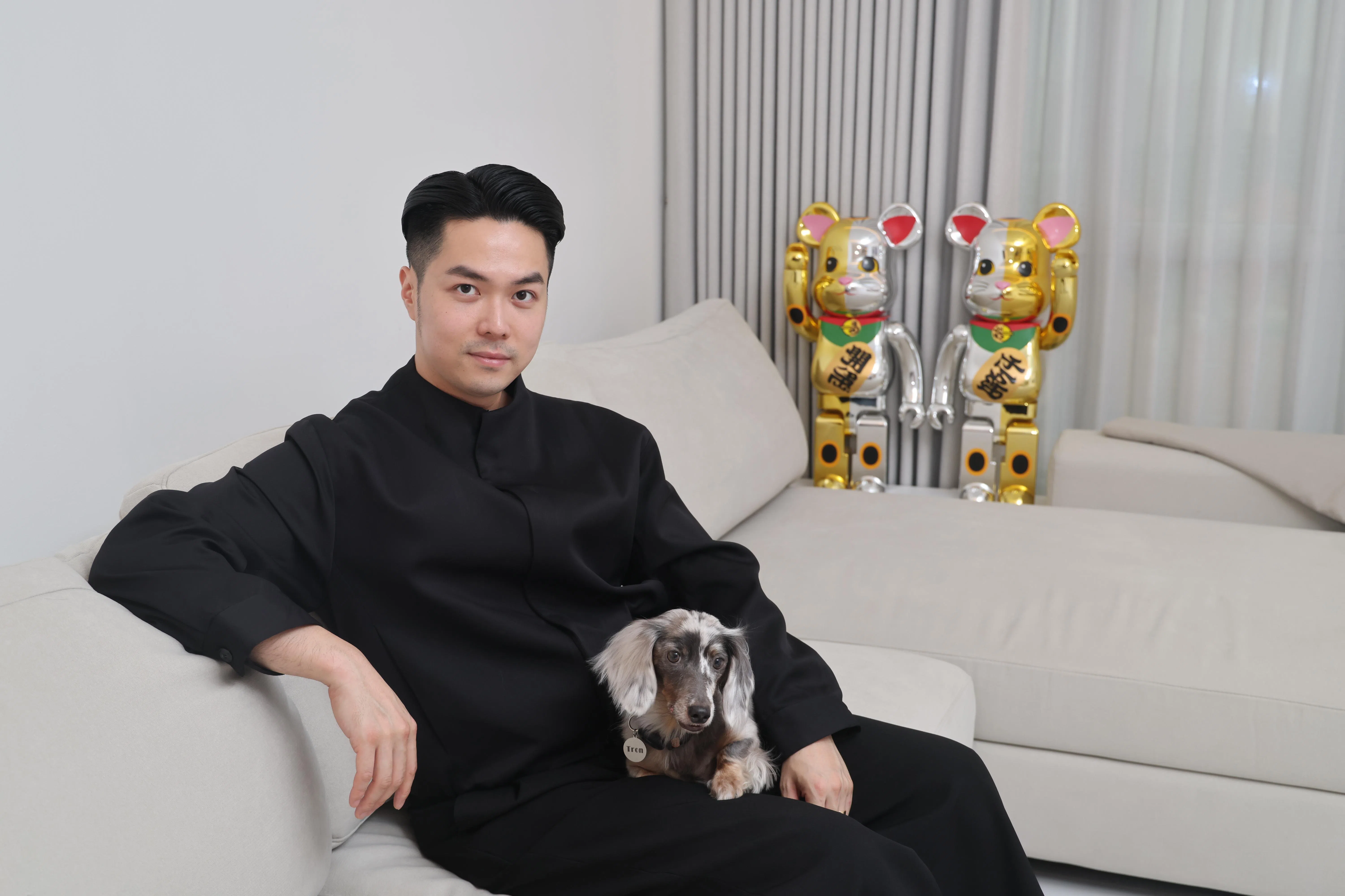 伍思翰与爱犬Tron。（唐家鸿摄）