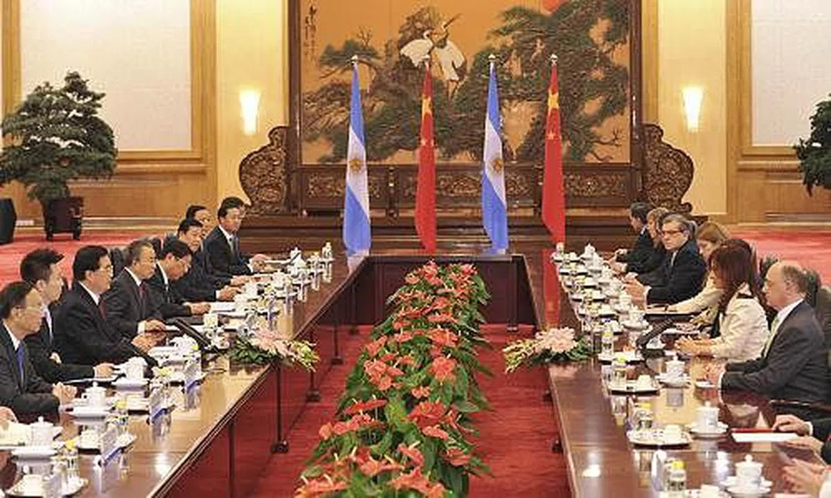 2010年7月13日，中国时任国家主席胡锦涛（左三）与阿根廷时任总统克里斯蒂娜在北京会晤，中国重申坚定支持阿根廷在马尔维纳斯群岛问题上的主权要求。（中国政府网站）