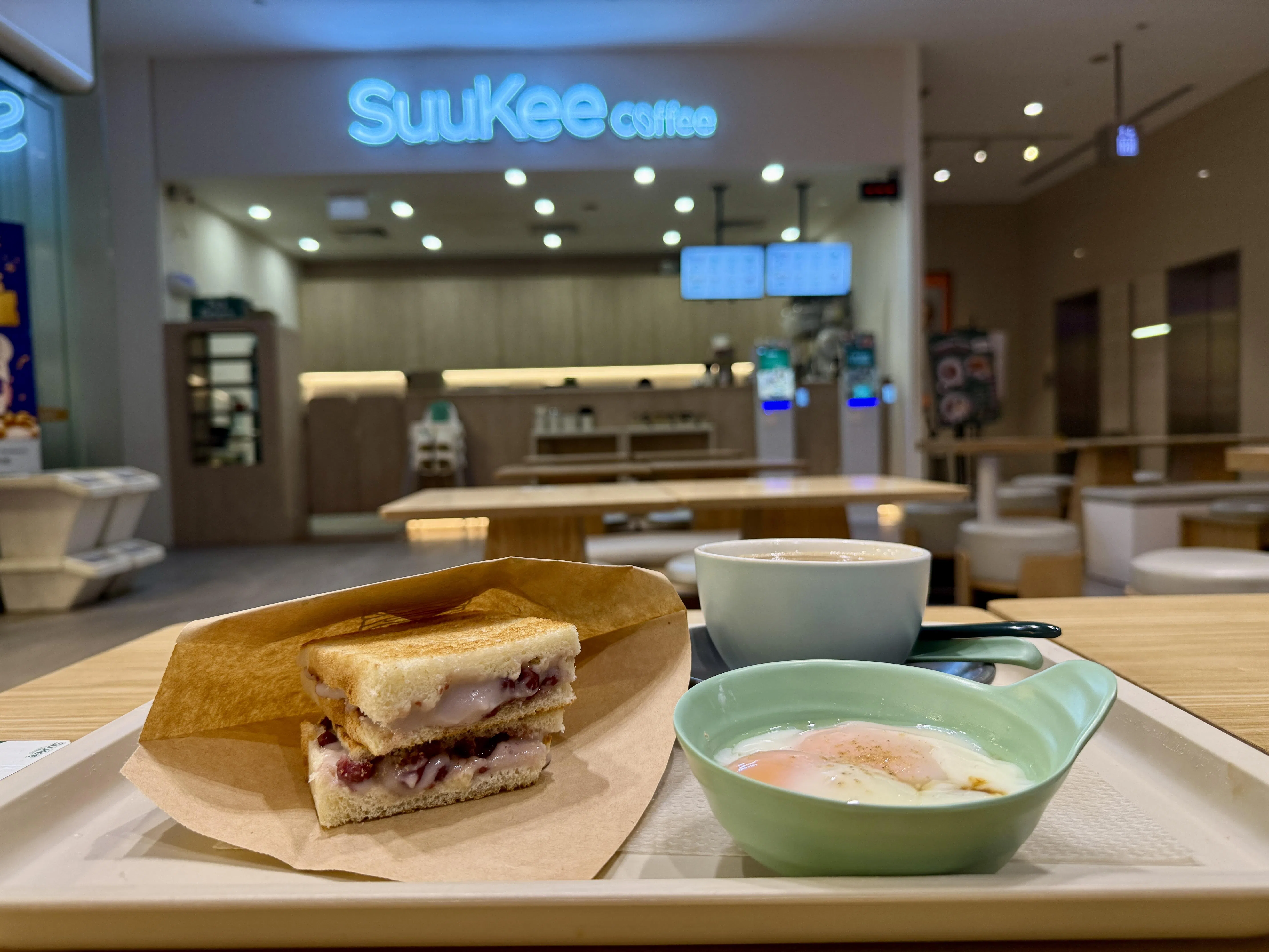 芋泥红豆土司套餐，吐司馅料给得大方，甜而不腻。（陈映蓁摄）