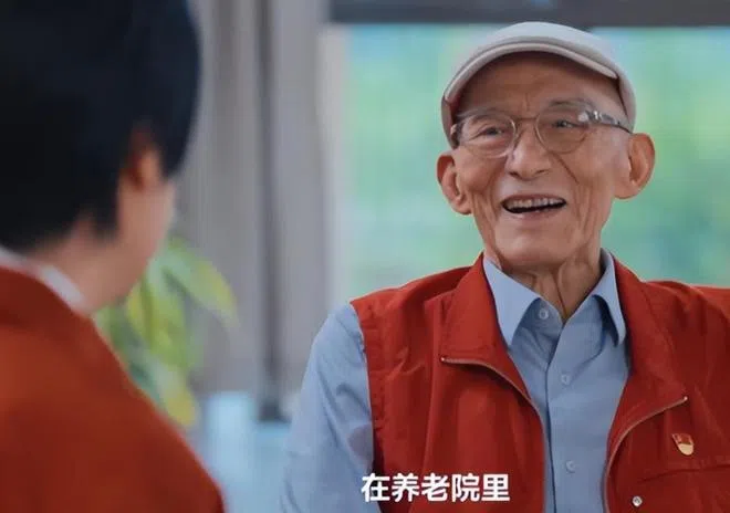 游本昌亲自澄清住养老院是因为儿女不孝的不实传言。（视频截图）