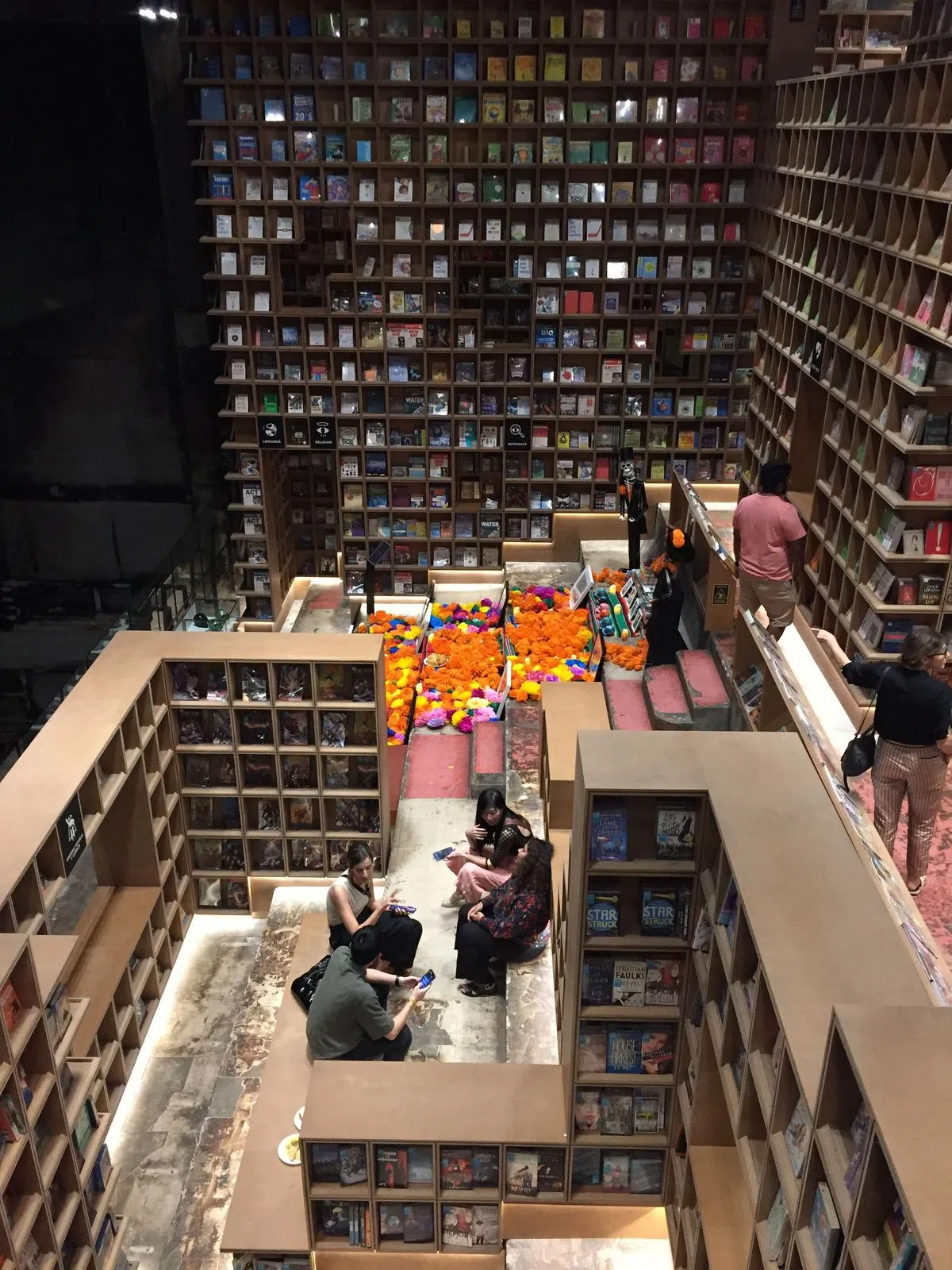 茨厂街新文创地标丽士杂锦内的老柏屏戏院阳台观众席变成书店迷宫，是吉隆坡独特的人文风景。（李易摄）