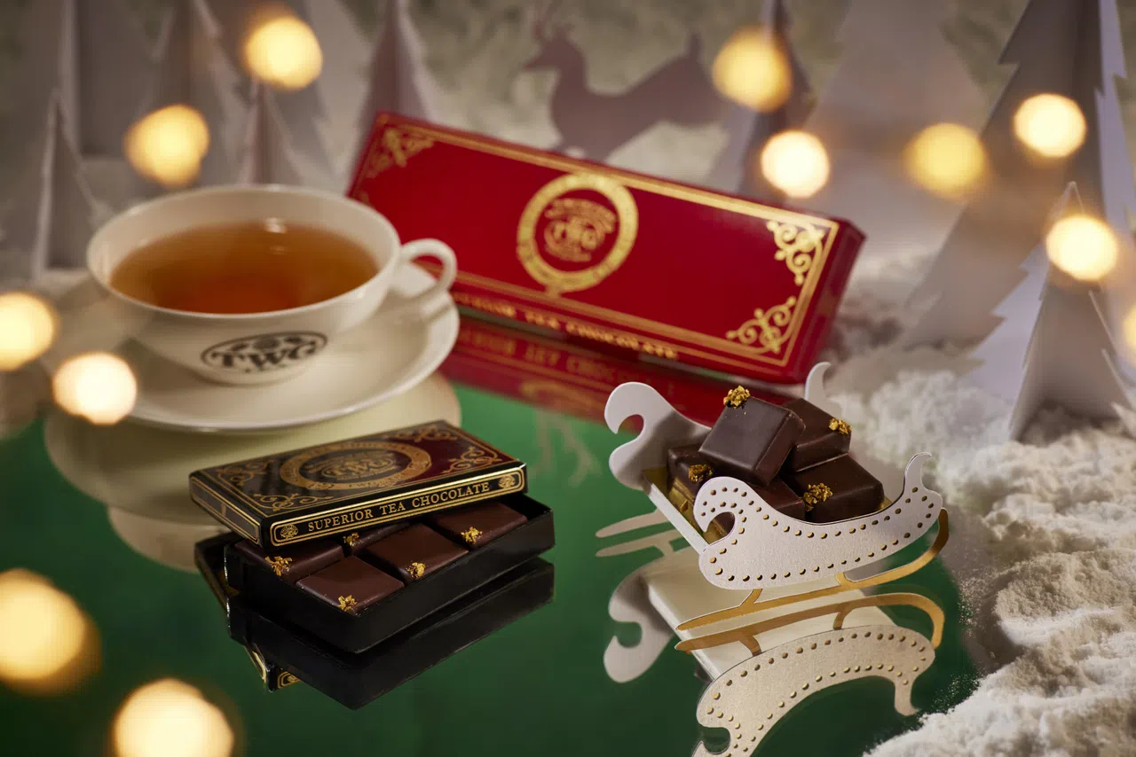 融合红圣诞茶香的开心果巧克力糖以黑巧克力包裹红圣诞茶甘那许，搭配开心果果仁酱与酥脆薄饼片。（品牌提供）