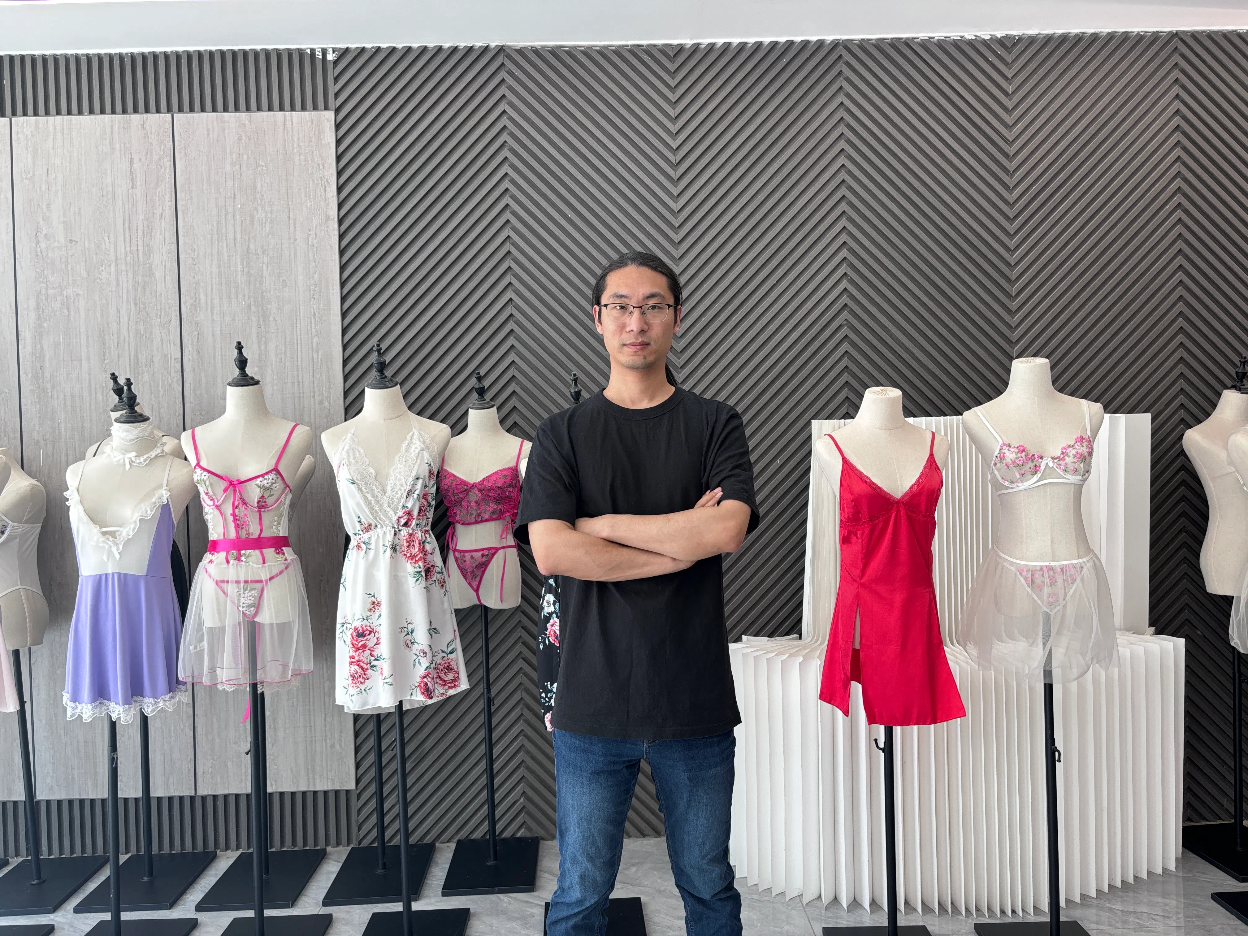 江苏灌云午夜魅力情趣内衣制衣厂创办人雷从瑞（33岁），做情趣内衣已有17年。（黎康摄）