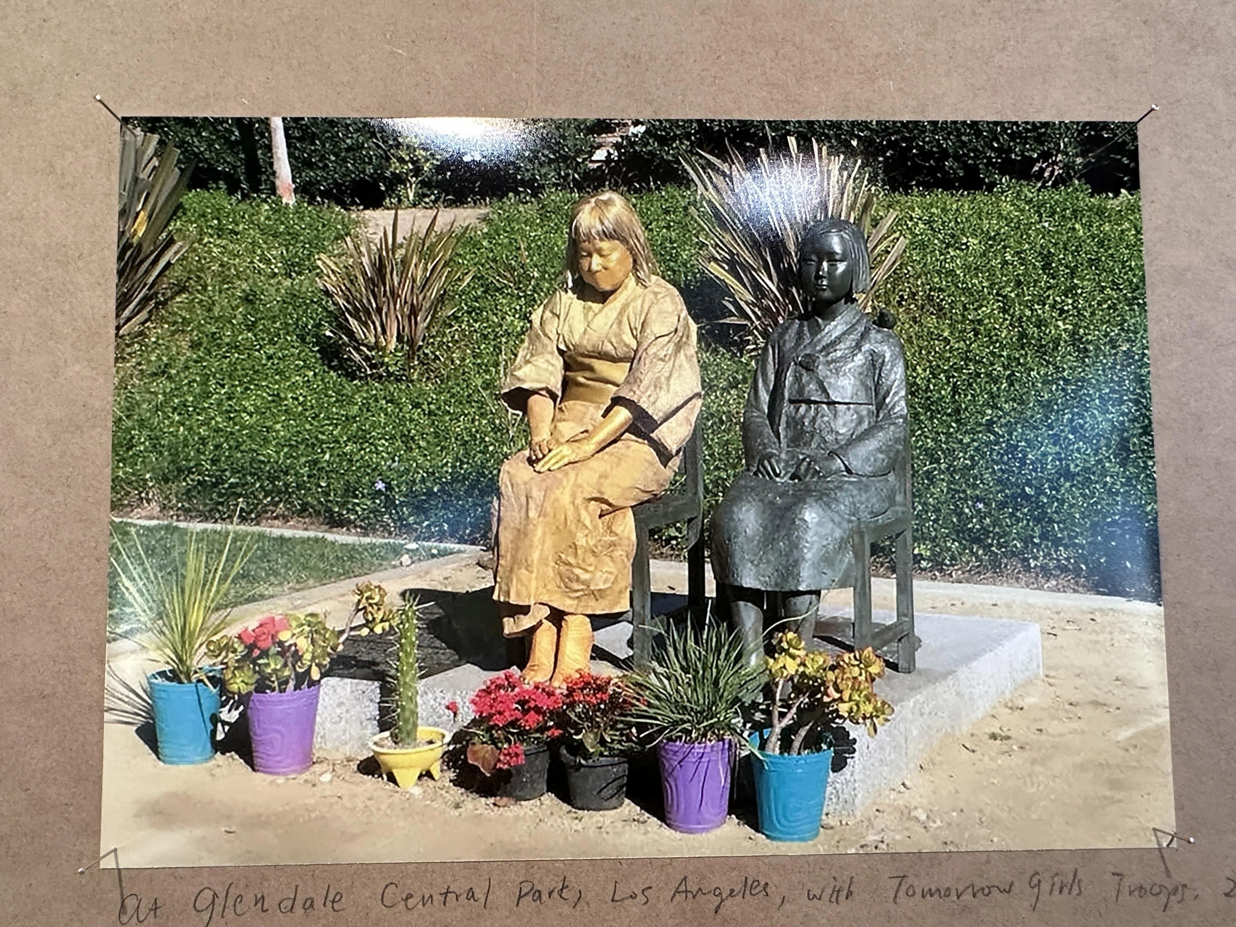 艺术家嶋田美子在东京“浅草”展馆以行为艺术批判日韩不承认的慰安妇议题，不可能获官方赞助。（黄向京摄）