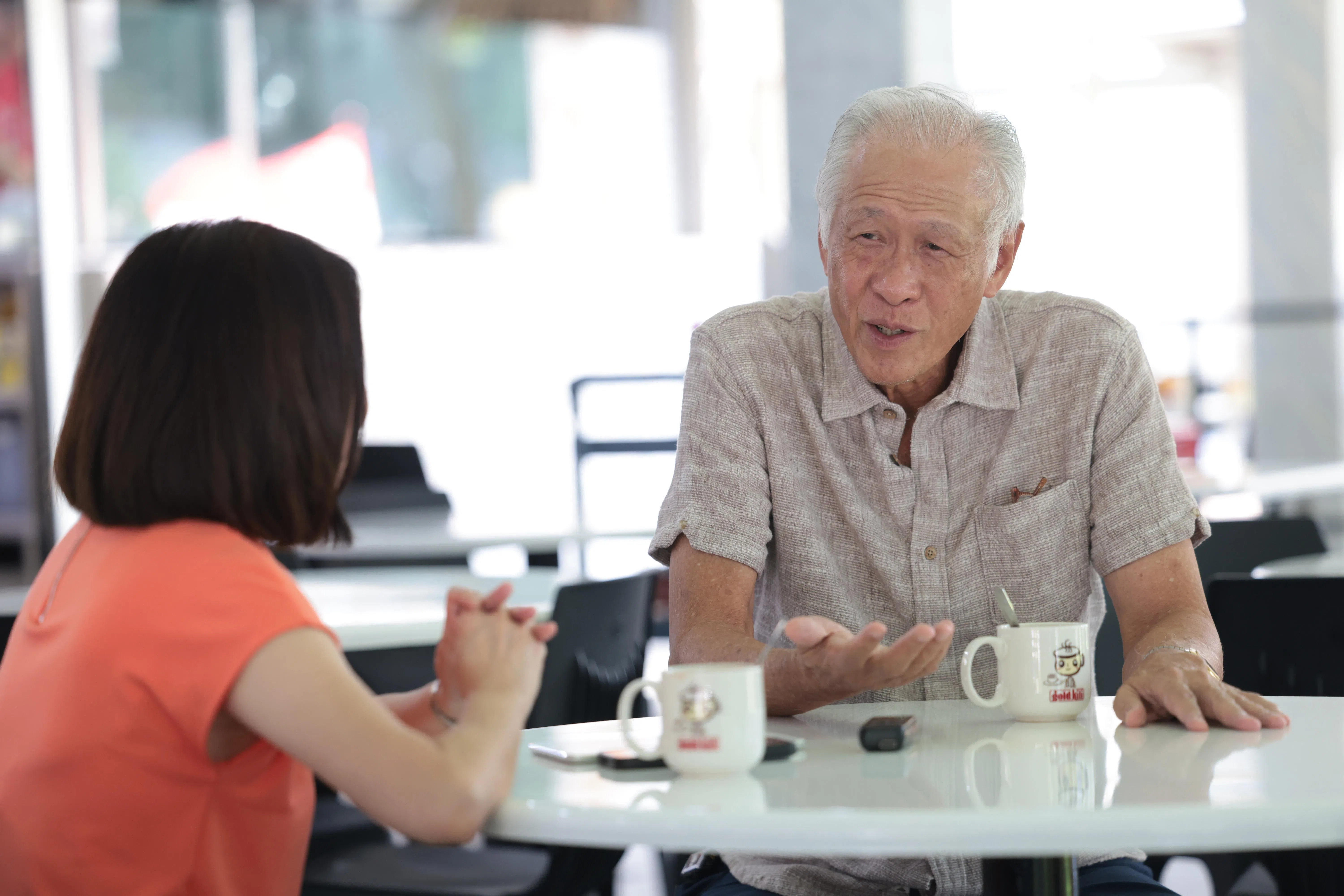 在上一届大选中引退的前国防部长黄永宏医生（右）接受《联合早报》）专访时，畅谈他退休后的生活，以及频繁地在脸书上分享美食贴文的原因。（李冠卫摄）