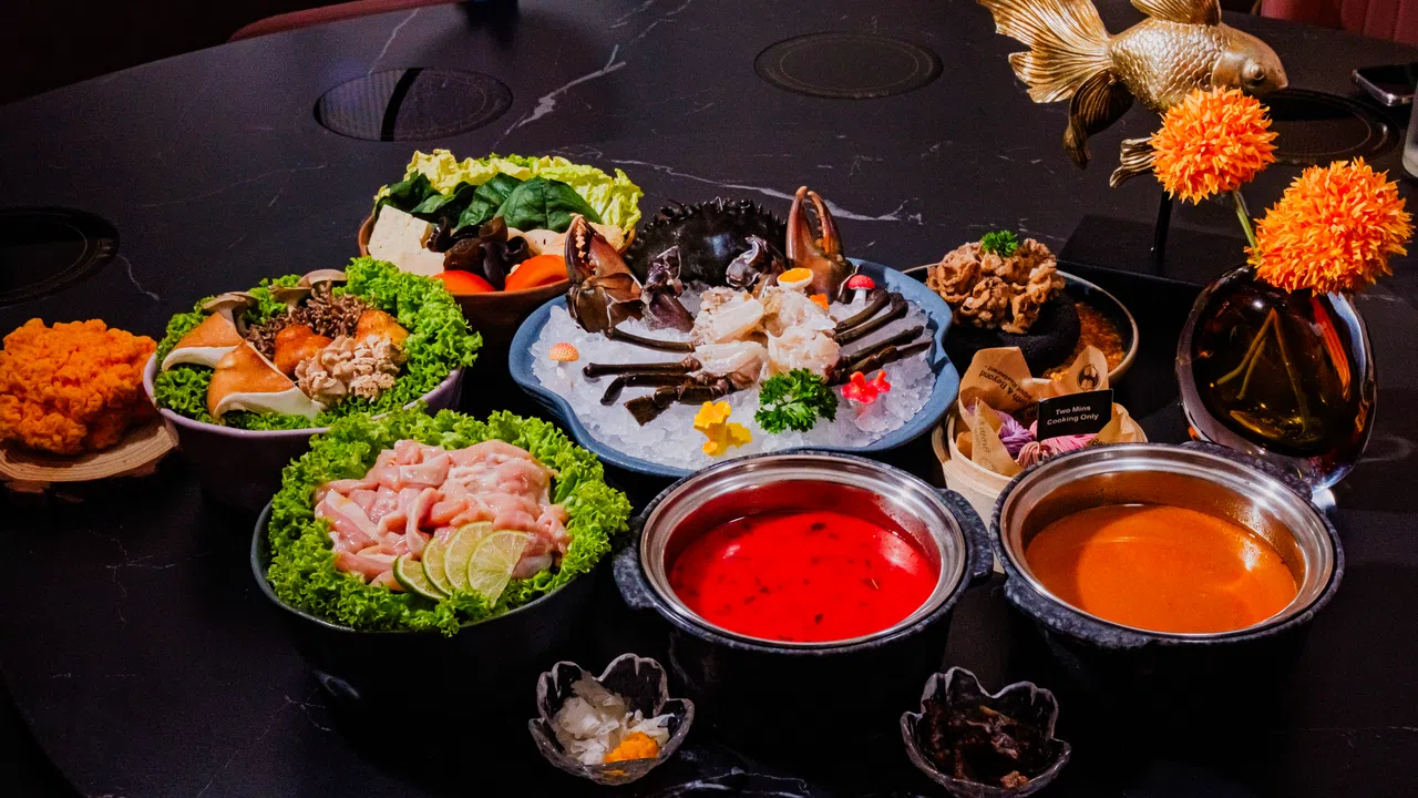 汤之境“致敬山海宴”双人套餐，包括金耳菇狮城虾皇汤和核桃菌叻沙浓汤。（餐馆提供）