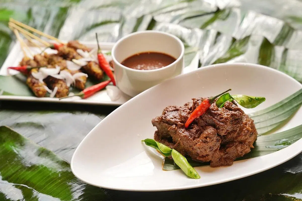 The Nusantara Spice Journey自助餐包括名菜“西苏门答腊巴东焦糖咖喱牛肉”和椰子沙爹牛肉。（谢智扬摄）