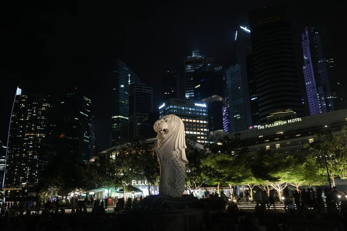 2023年，滨海湾一带一些地标建筑熄灭灯光， 以响应“地球一小时”活动。平日夜间灯火璀璨的滨海湾褪下华丽霓裳，鱼尾狮也暂时停止喷水，只有微弱灯光映射。（档案照）