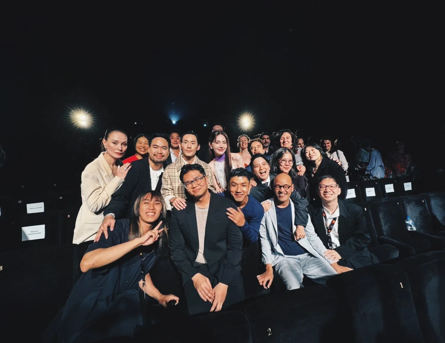 导演Ratchapoom Boonbunchachoke（前排左二）、新加坡电影公司Momo Film掌舵人陈思恩（后排右三）等《有用的鬼》台前幕后在康城团聚。（Momo Film提供）