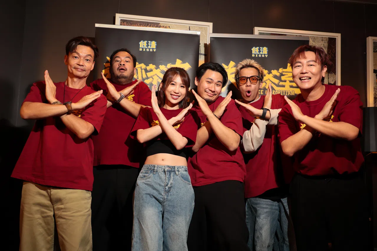 李国煌（左起）、“低清”成员大Hee、Yuriko王籽涵、丧彪、Anthony蚂蚁和赖宇涵在新加坡齐聚一堂。 （张俊杰摄）
