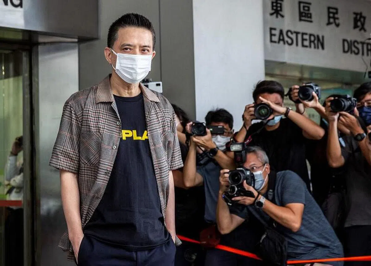 8月5日，黄耀明抵达东区法院时，被大批媒体包围拍摄。（法新社档案照）