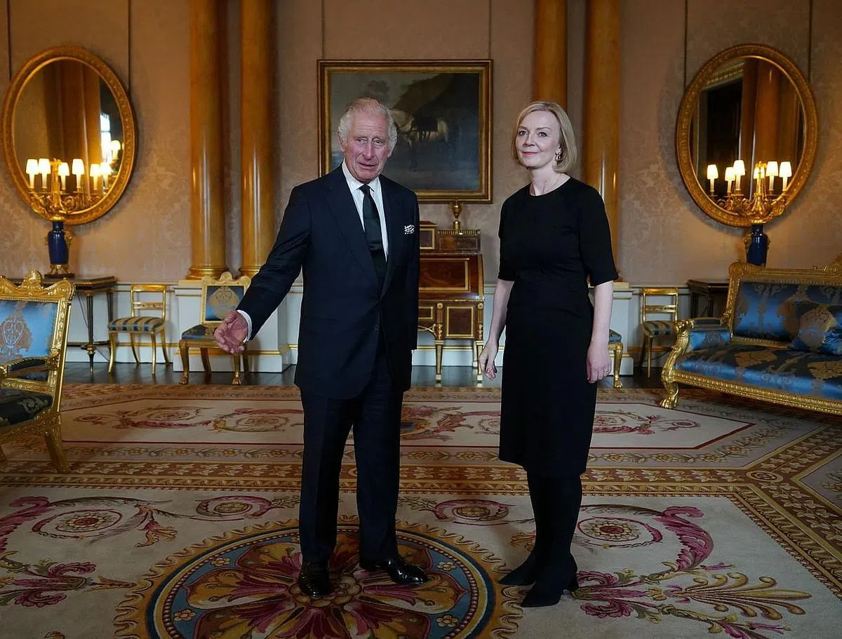 英国新任国王查尔斯三世（左）9月9日和新任首相特拉斯首次会面，两人将共同面对英国的一系列挑战。（路透社）