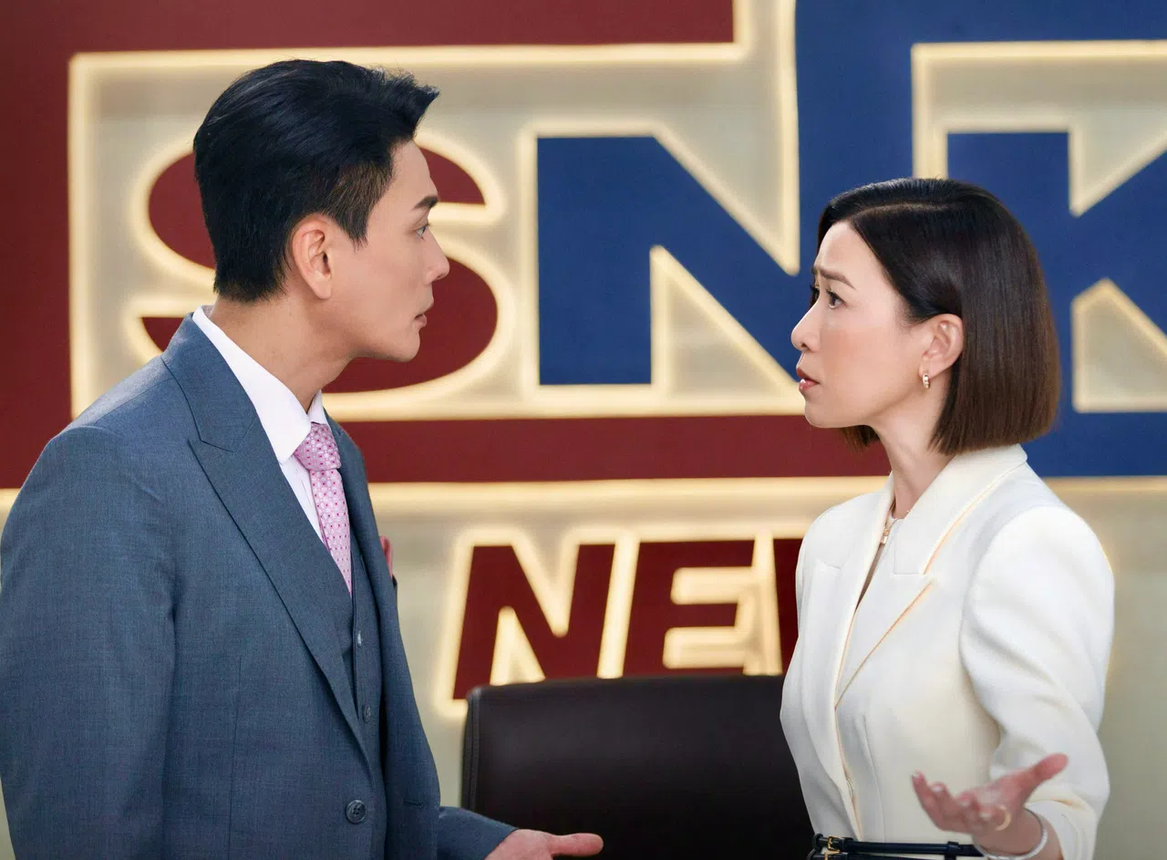 SNK新闻台担任新总监的古肇华（黄宗泽饰），与“Man姐”文慧心（佘诗曼饰）上演新旧媒体正面交锋。（取自剧集微博）