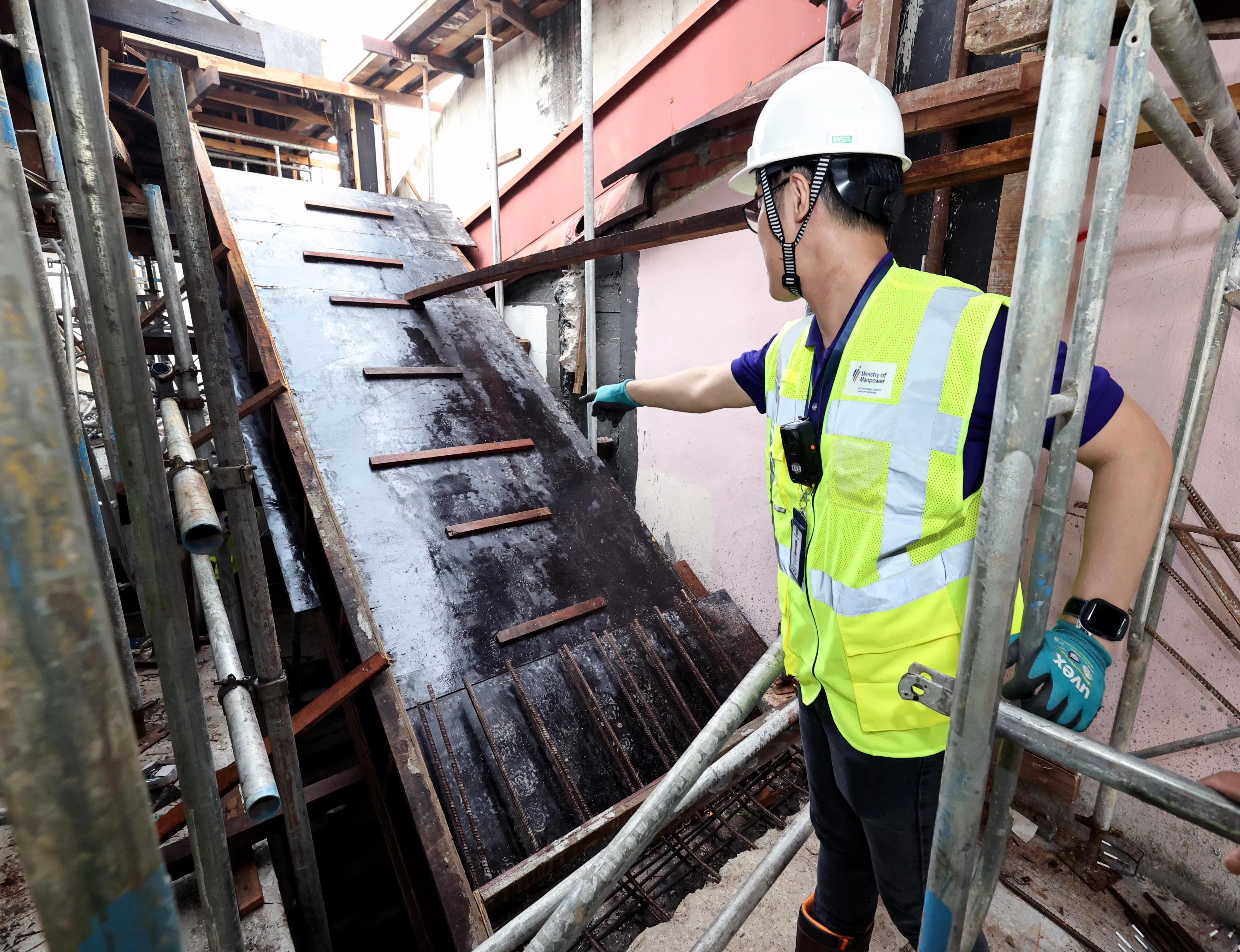 在汤申路上段附近正在施工的三层楼高排屋，从二楼到顶层铺上一片长板当作通道，缺乏安全防护。（周国威摄）