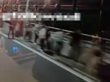 40名乘客疏散下车。（取自网络）