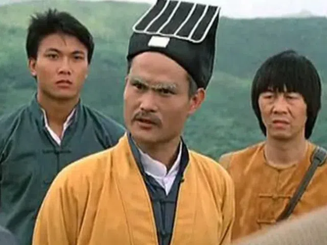 林正英（中）在《僵尸先生》带领徒弟许冠英（右）、钱小豪与僵尸斗智斗勇。这部片掀香港僵尸灵幻喜剧风潮。（互联网）
