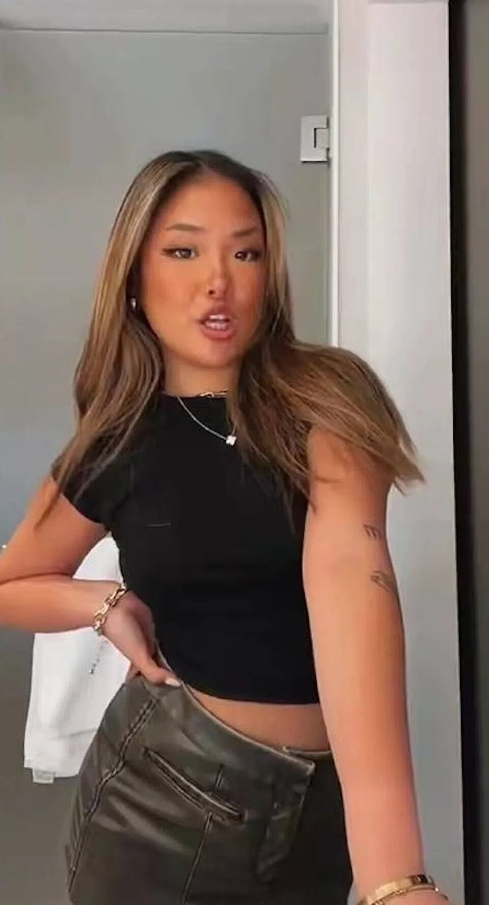 张瑶华穿搭走的是西洋辣妹风路线。（互联网）