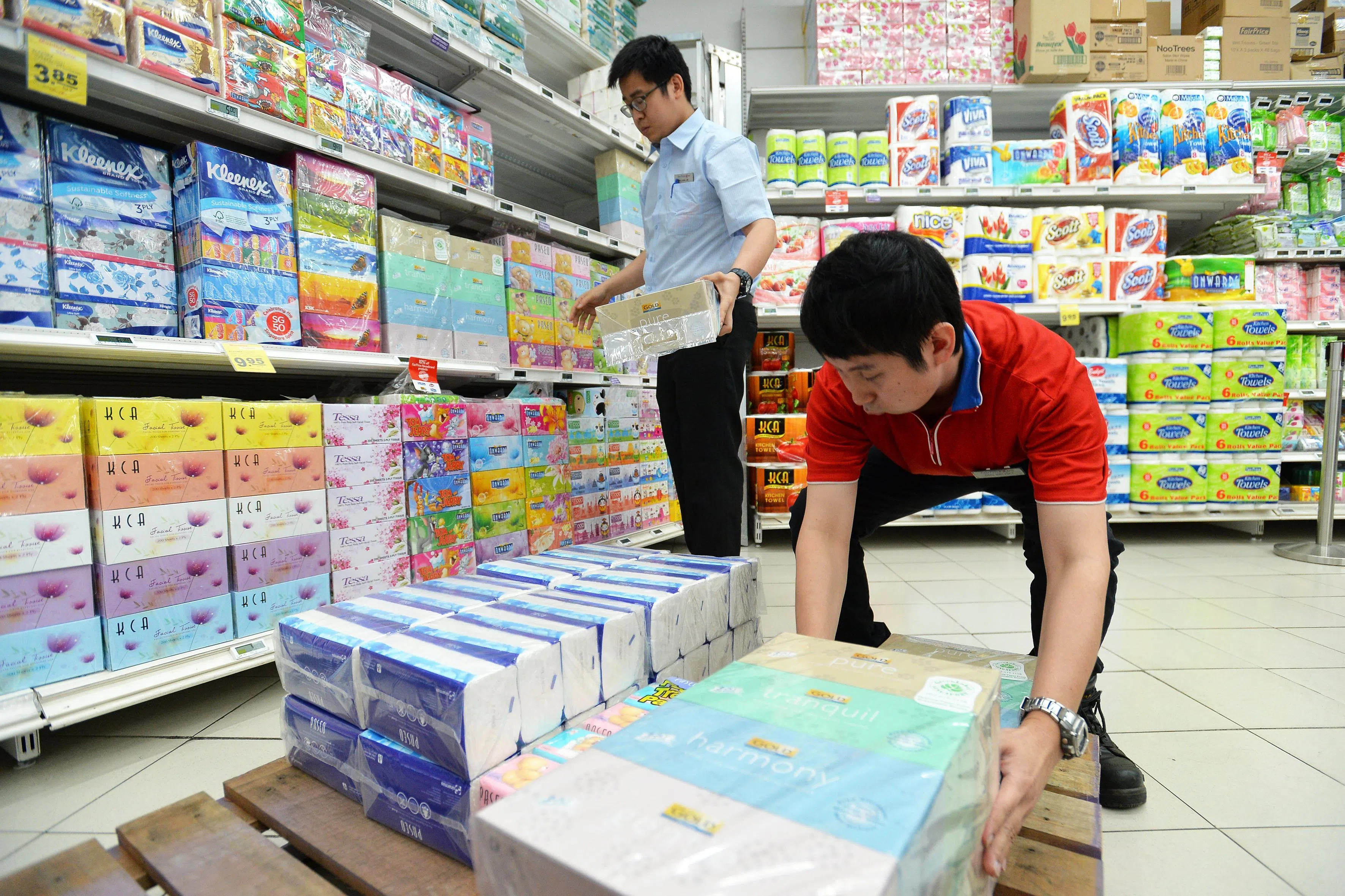 2015年的严重烟霾事故后，我国一度掀起对亚洲纸浆纸品（Asia Pulp & Paper）的杯葛运动。图为当时职总平价（FairPrice）超市把公司相关产品撤下货架。