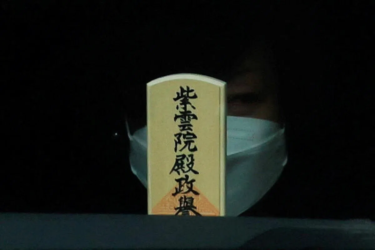 灵车驶离增上寺时，可见到安倍晋三的妻子安倍昭惠坐在灵车前座。（路透社）