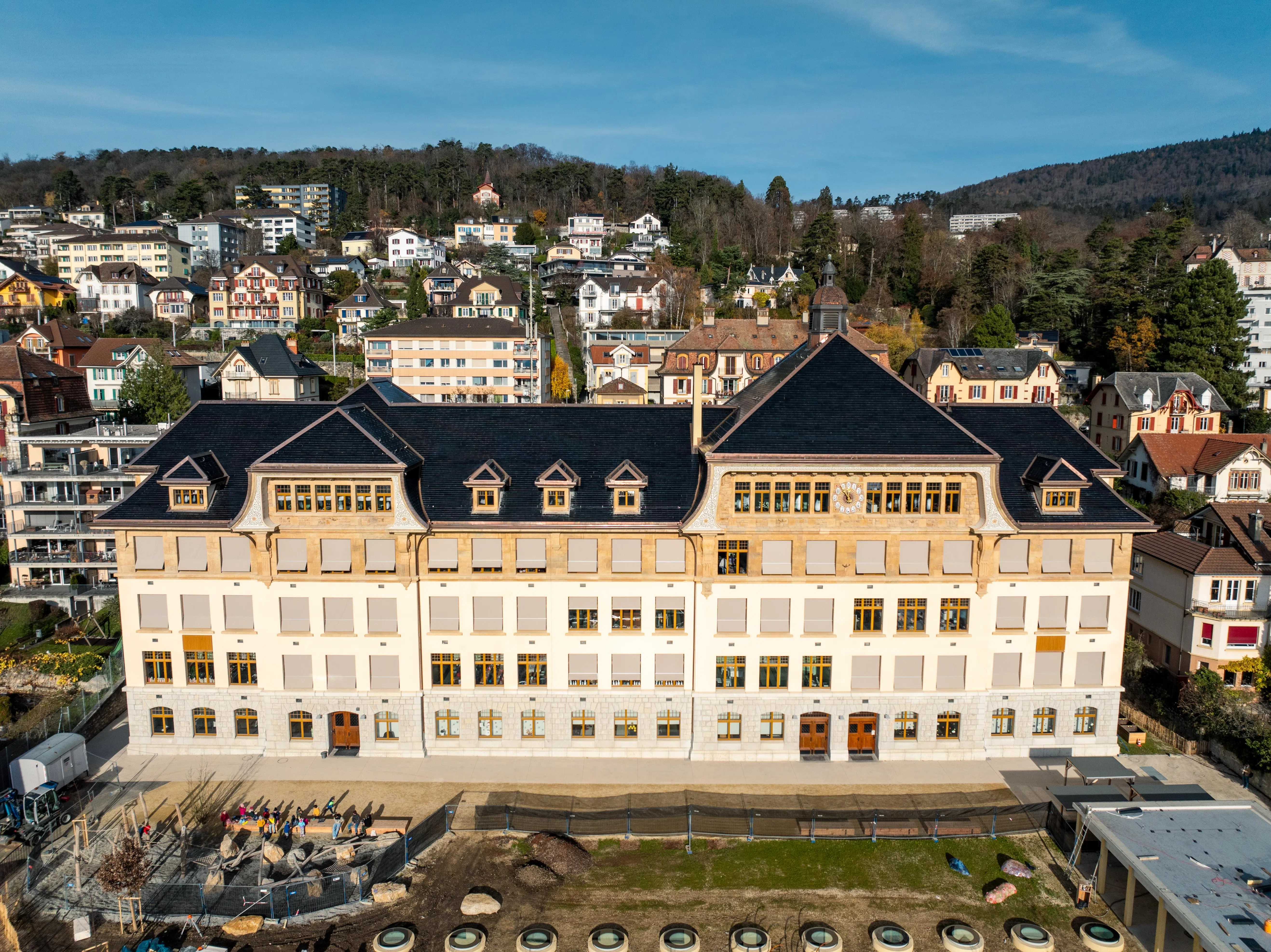 瑞士纳沙泰尔Collège des Parcs学校是一栋保护建筑，安装超过1900平方米的光伏瓦片，为学校提供自用电力。（Freesuns提供）