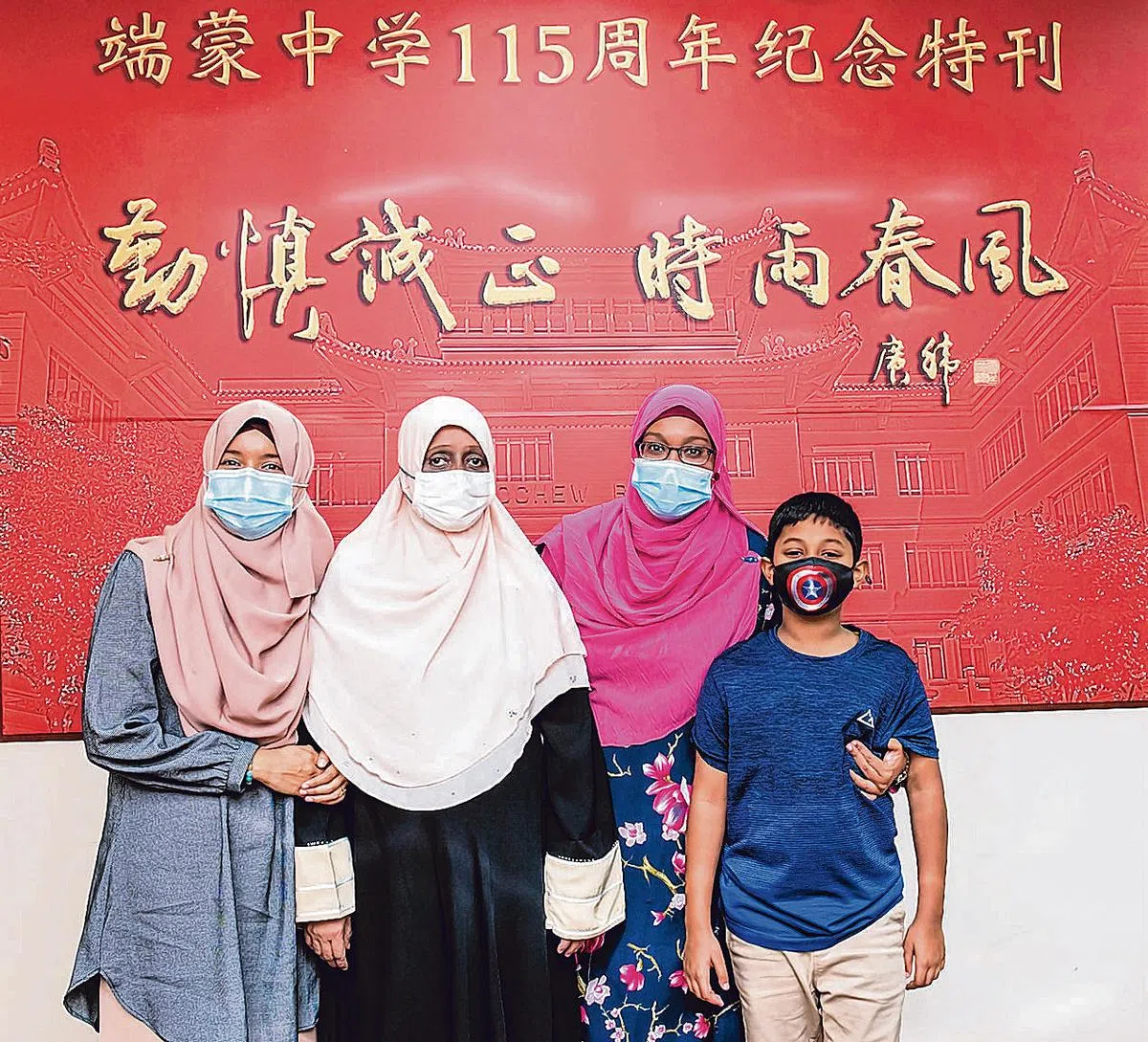 胡先的外孙女花蒂玛（左起）、女儿再娜、外孙女朱莱哈与曾孙莫哈末于《勤慎诚正·时雨春风》专书发布会现场留影。