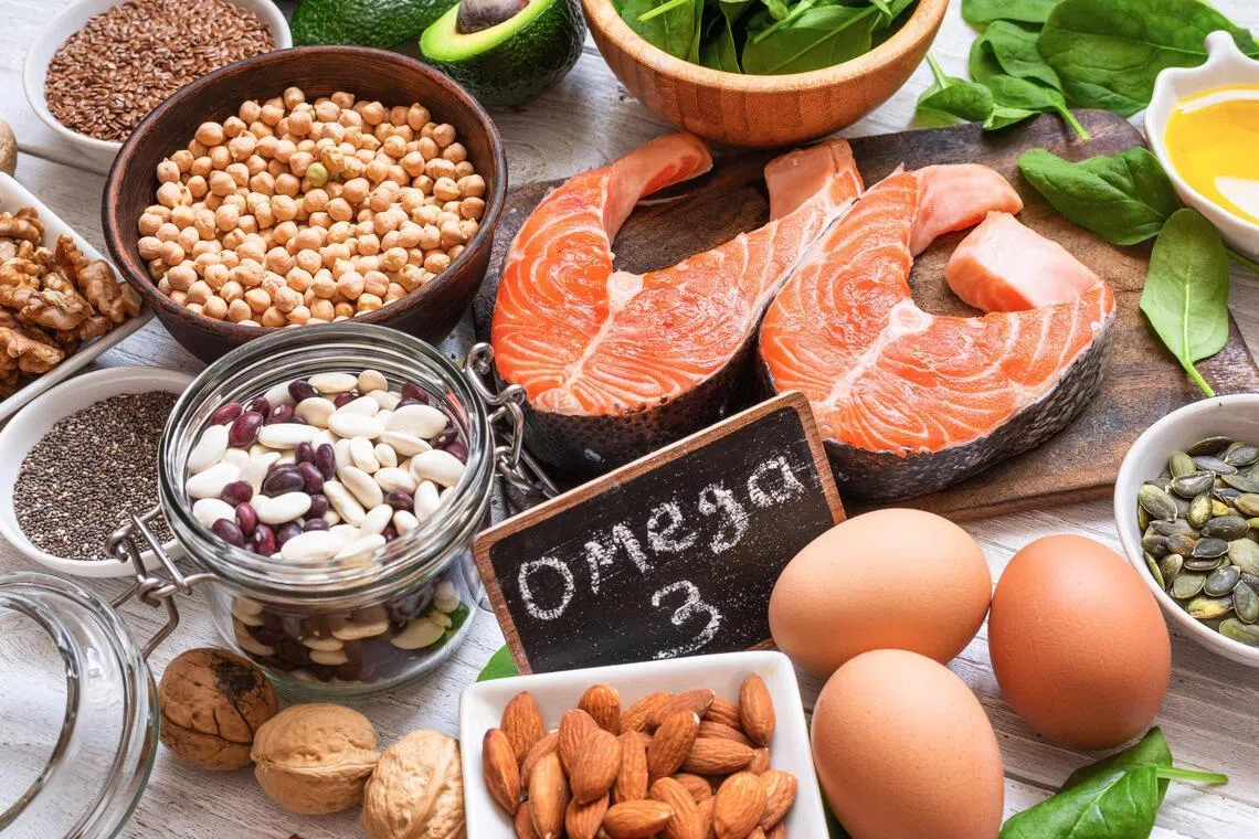 许多天然食物三文鱼、鲭鱼、鸡蛋和坚果等，都含有欧米伽-3。（iStock图片）
