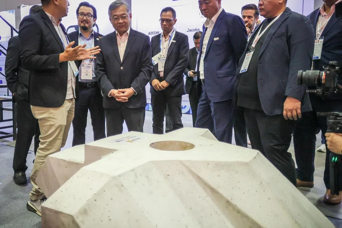 副总理兼贸工部长颜金勇（左三）在为新加坡国际水资源周开幕后，参观了与水技术相关的各项展览。图中的模块化海岸线防护系统XblocPlus，可降低斜坡坡脚受到的波浪侵蚀。（张俊杰摄）