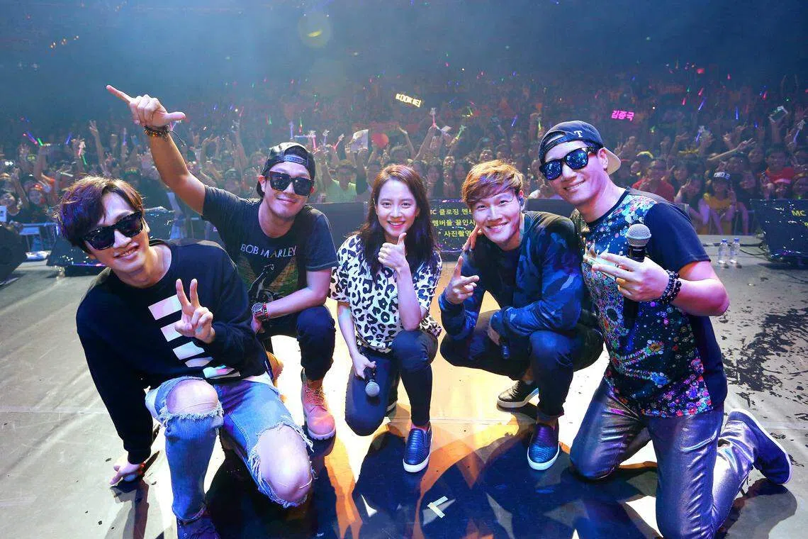 李光洙（左起）、Haha、宋智孝、金钟国和池石镇2014年11月来新办RM粉丝见面会。（ONE频道）