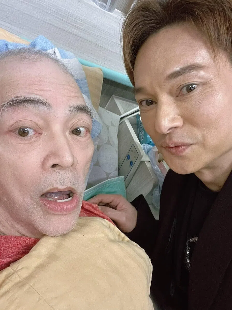 方俊（右）2026年2月在社媒贴出到疗养院探望张伟文的照片。（互联网）