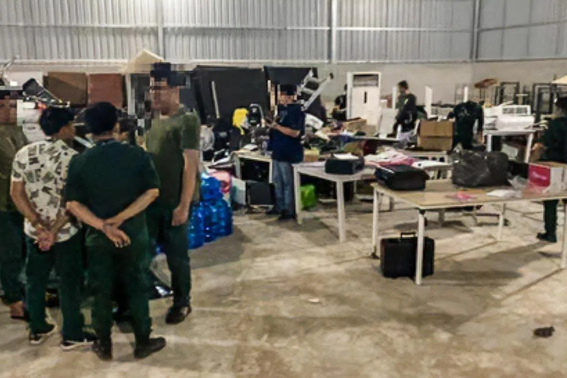 八名新加坡籍男子、一名新加坡籍女子、两名马来西亚籍男子和一名菲律宾籍女子共12人在这次跨境行动中被捕。（新加坡警察部队提供）